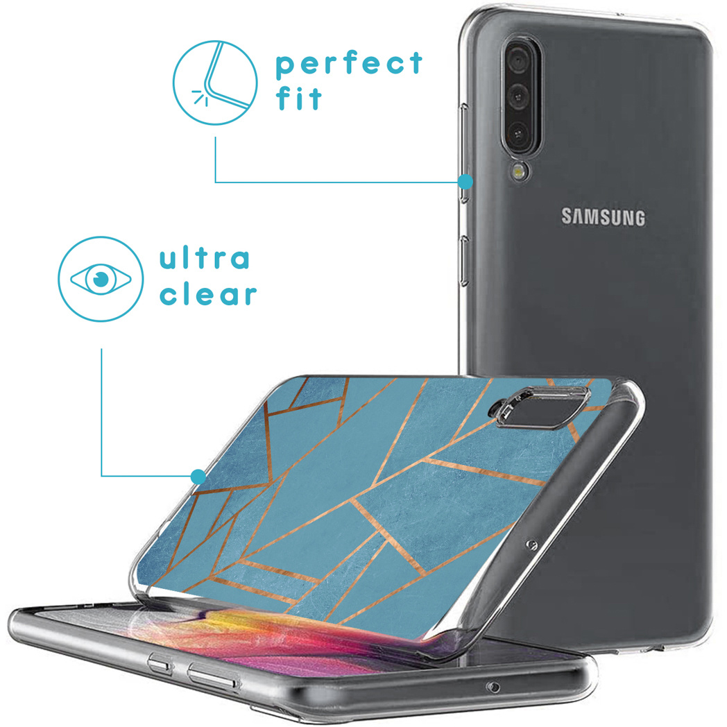 Coque de téléphone avec un design géométrique bleu. Le téléphone est placé sur un autre téléphone.