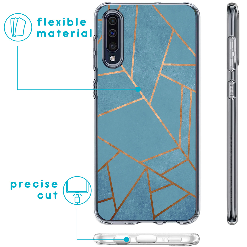 Coque de téléphone à motif géométrique bleu avec des lignes dorées, affichant 'matériau flexible' et 'coupe précise'.