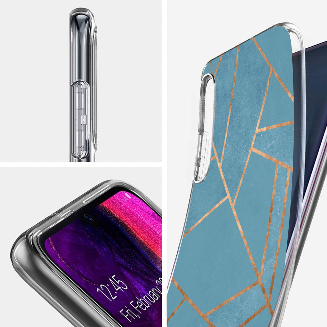Gros plan sur une coque de téléphone avec un design géométrique. Le téléphone affiche la date.