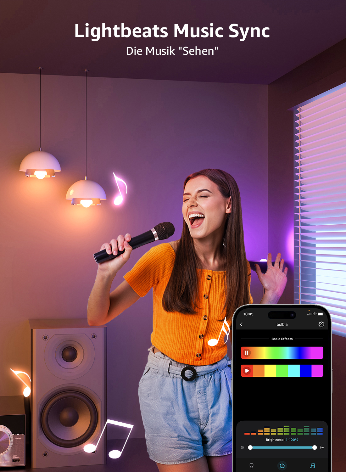 Donna che canta al microfono, telefono con app a destra e note musicali. Luci accese.