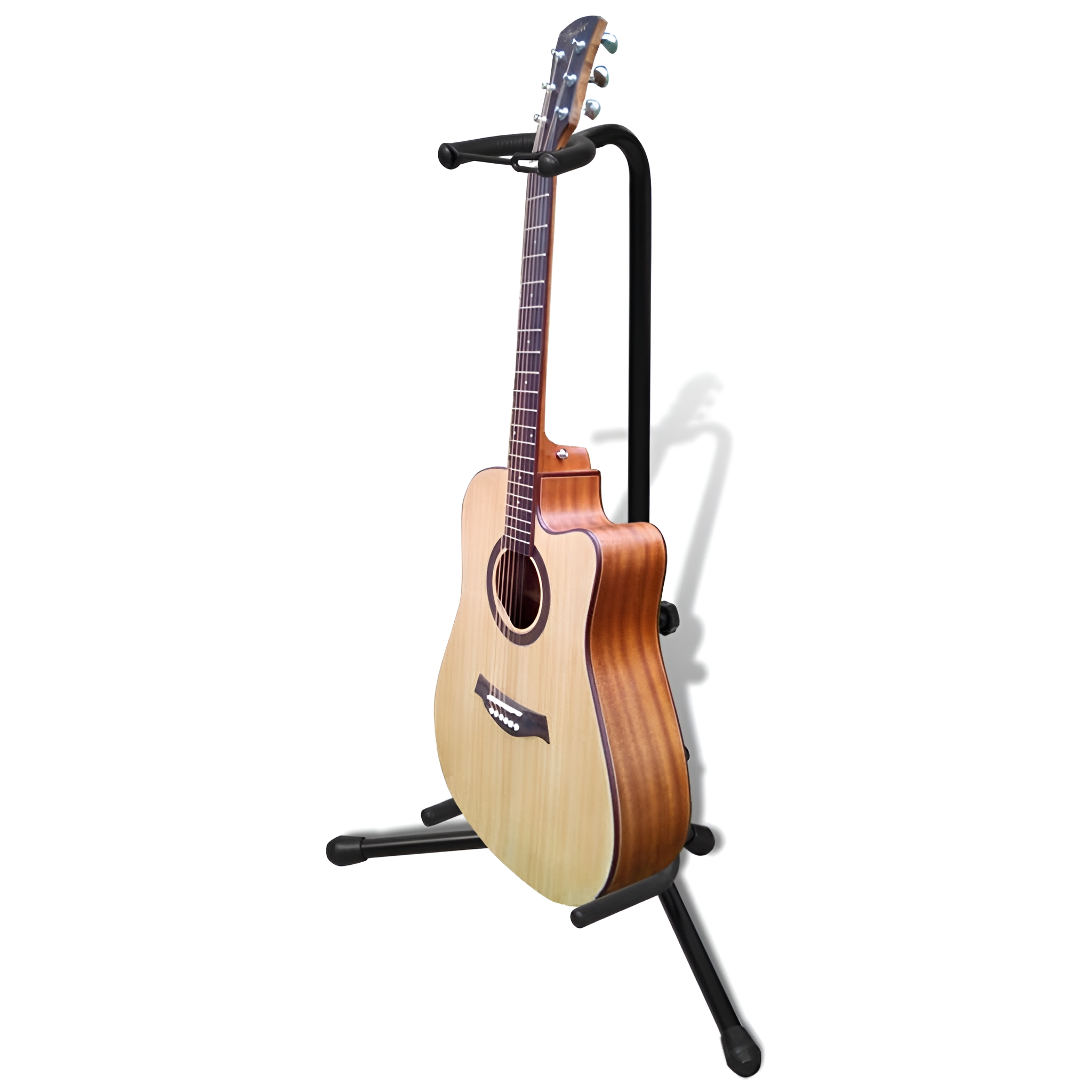 Eine Akustikgitarre auf einem schwarzen Ständer, weißer Hintergrund.