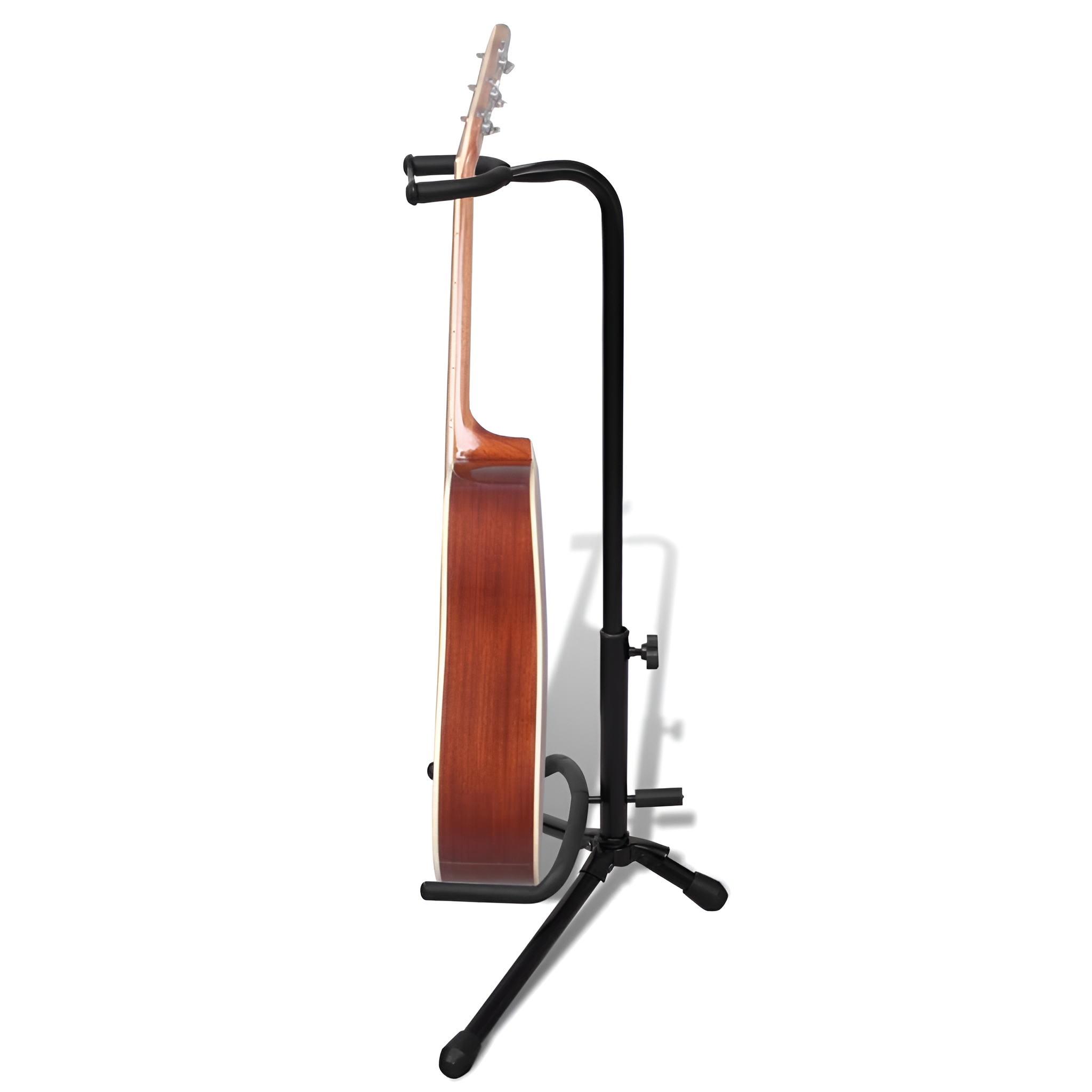 Akustikgitarre auf einem schwarzen Ständer. Die Gitarre zeigt nach links.