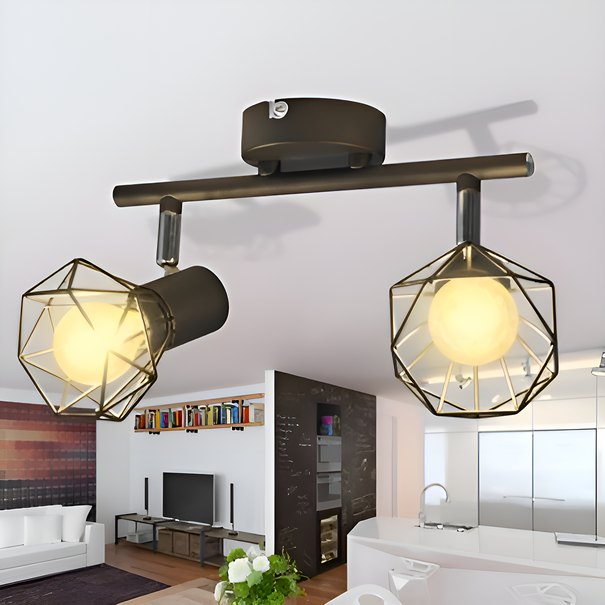 Zwei moderne Pendelleuchten mit geometrischen Käfigen, zwei Lampen in einem Wohnzimmer.