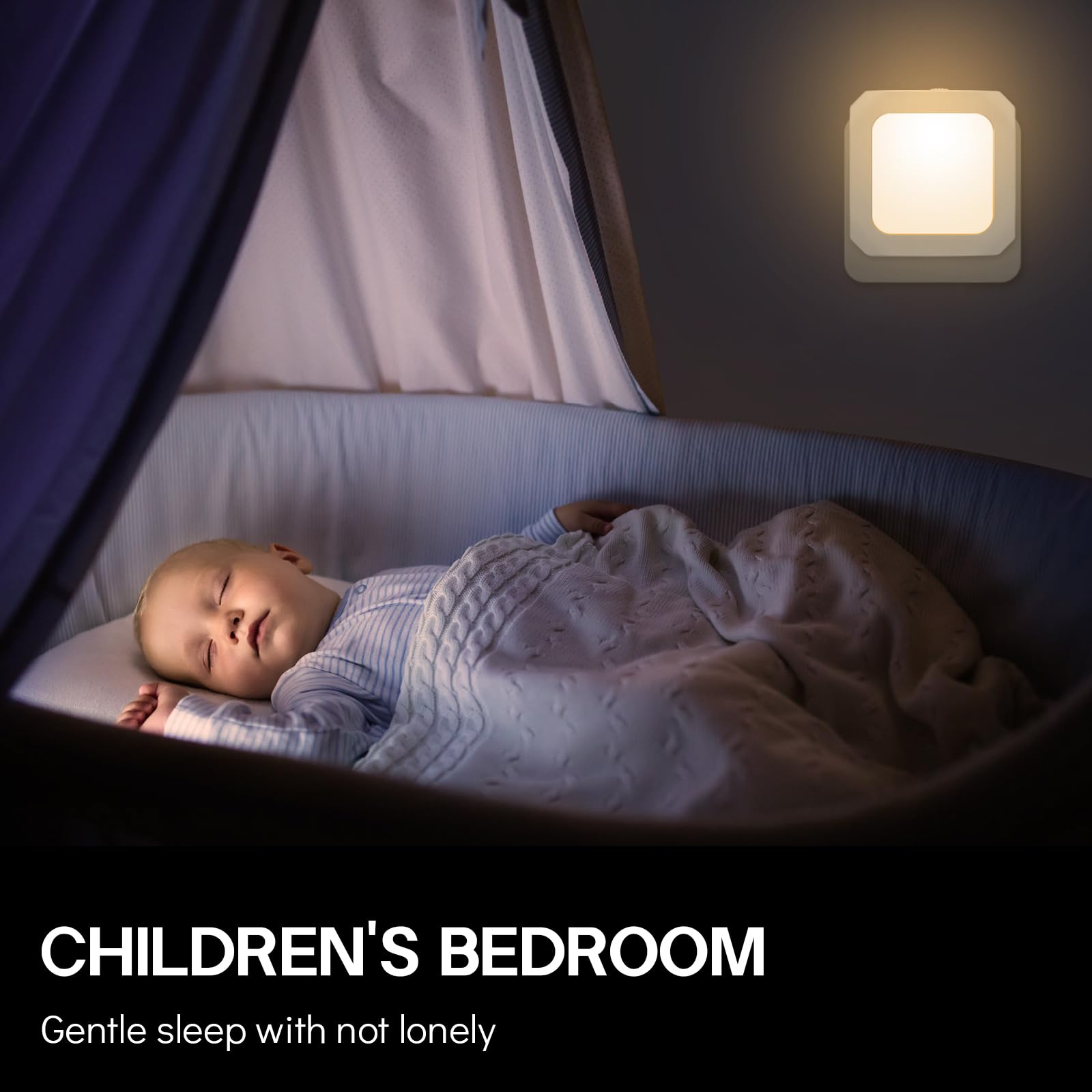 Ein Baby schläft in einem Kinderbett mit einem Nachtlicht darüber. Der Text lautet: „KINDERZIMMER“.