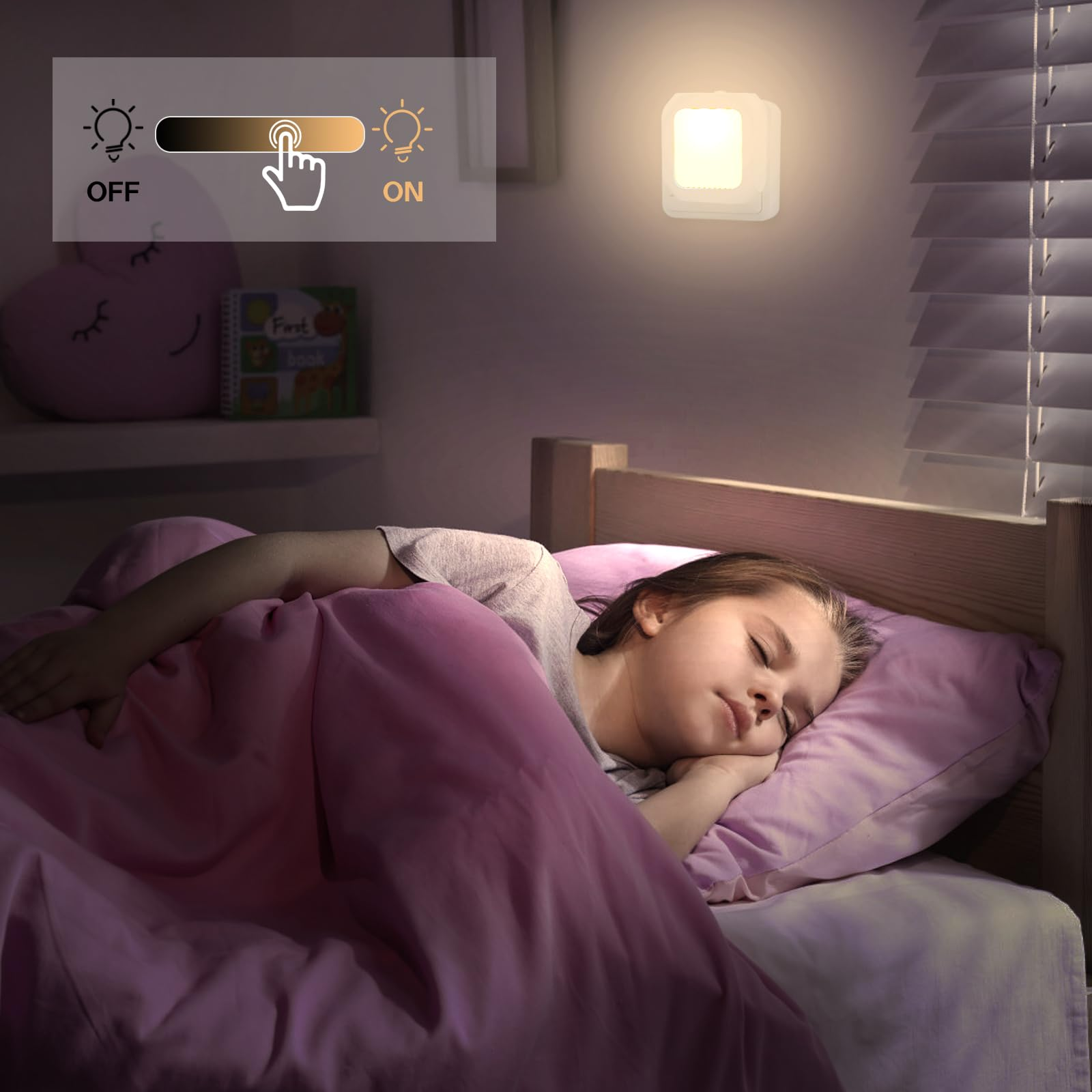 Ein Kind schläft in einem Bett, das von einem Nachtlicht beleuchtet wird.