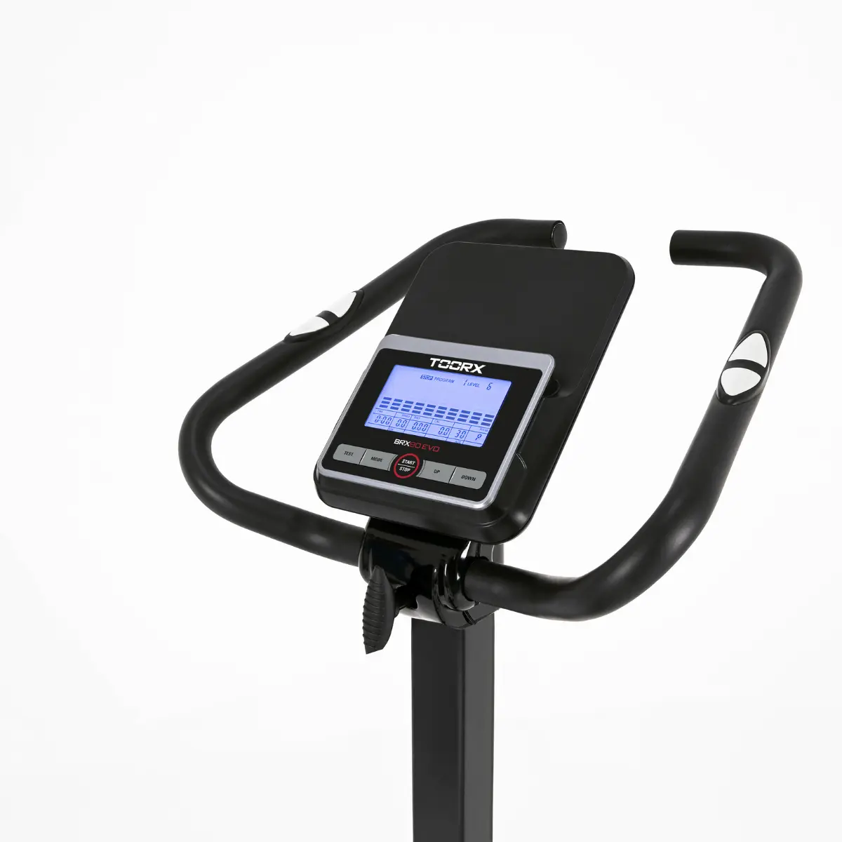 Heimtrainer mit Digitalanzeige und schwarzen Griffen. Weißer Hintergrund.