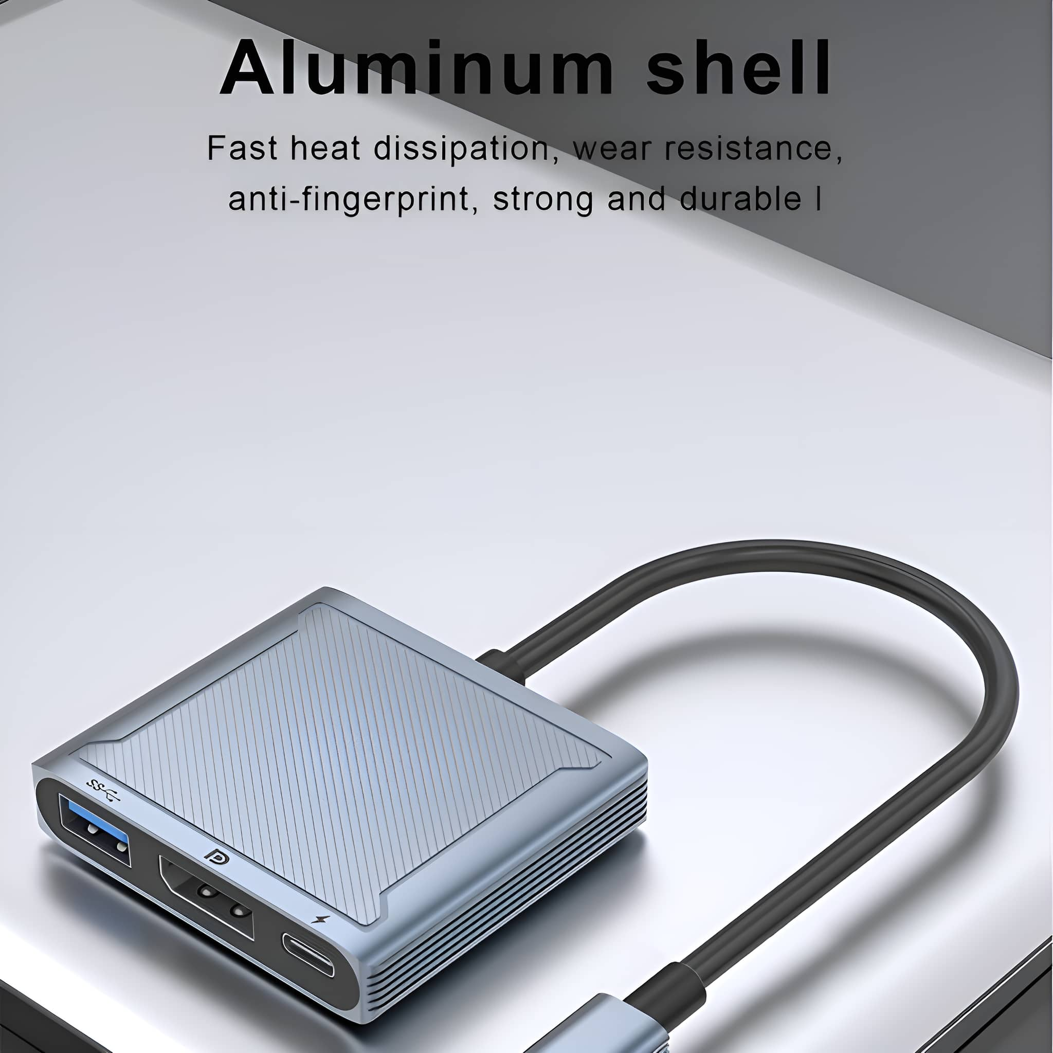 Silberner USB-C-Hub mit mehreren Anschlüssen. Schwarzes Kabel befestigt. Hintergrund ist silber.