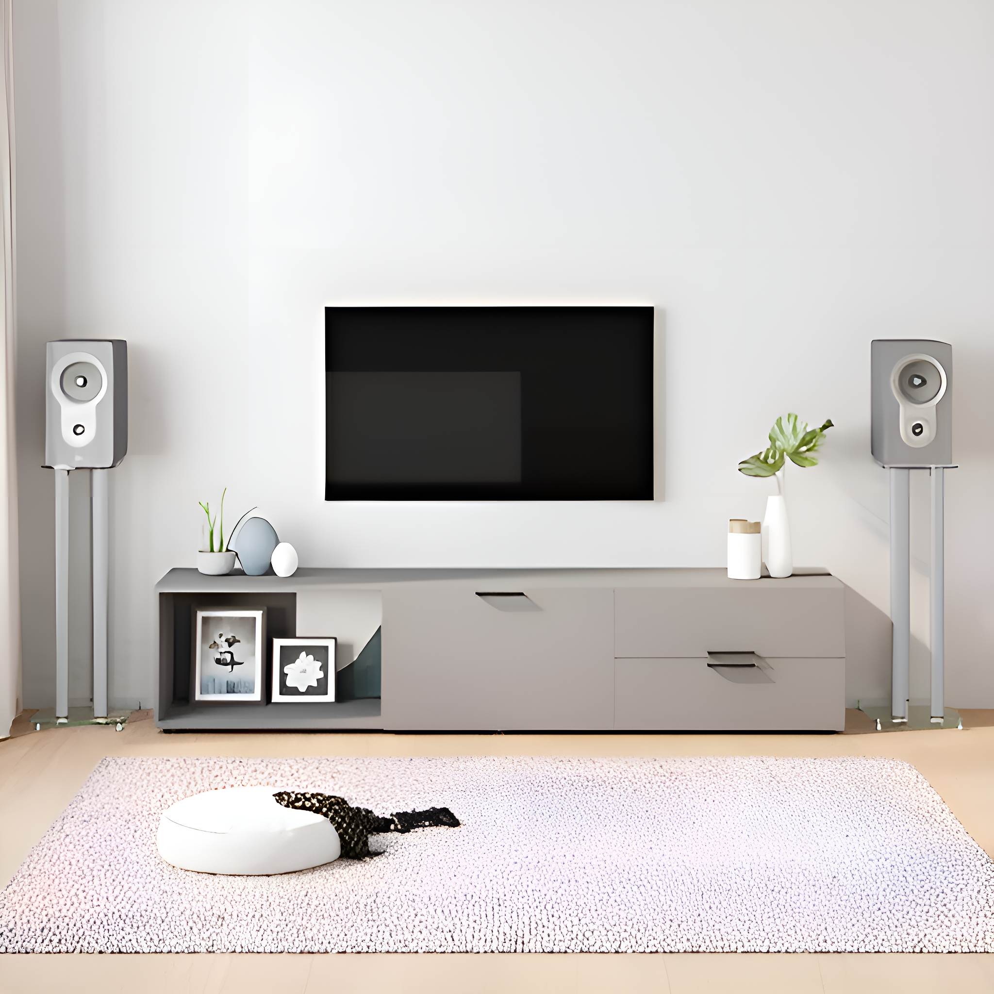 Wohnzimmer mit TV, Lautsprechern und Teppich. Weiße Wände, heller Holzboden und ein weißer Sitzhocker.