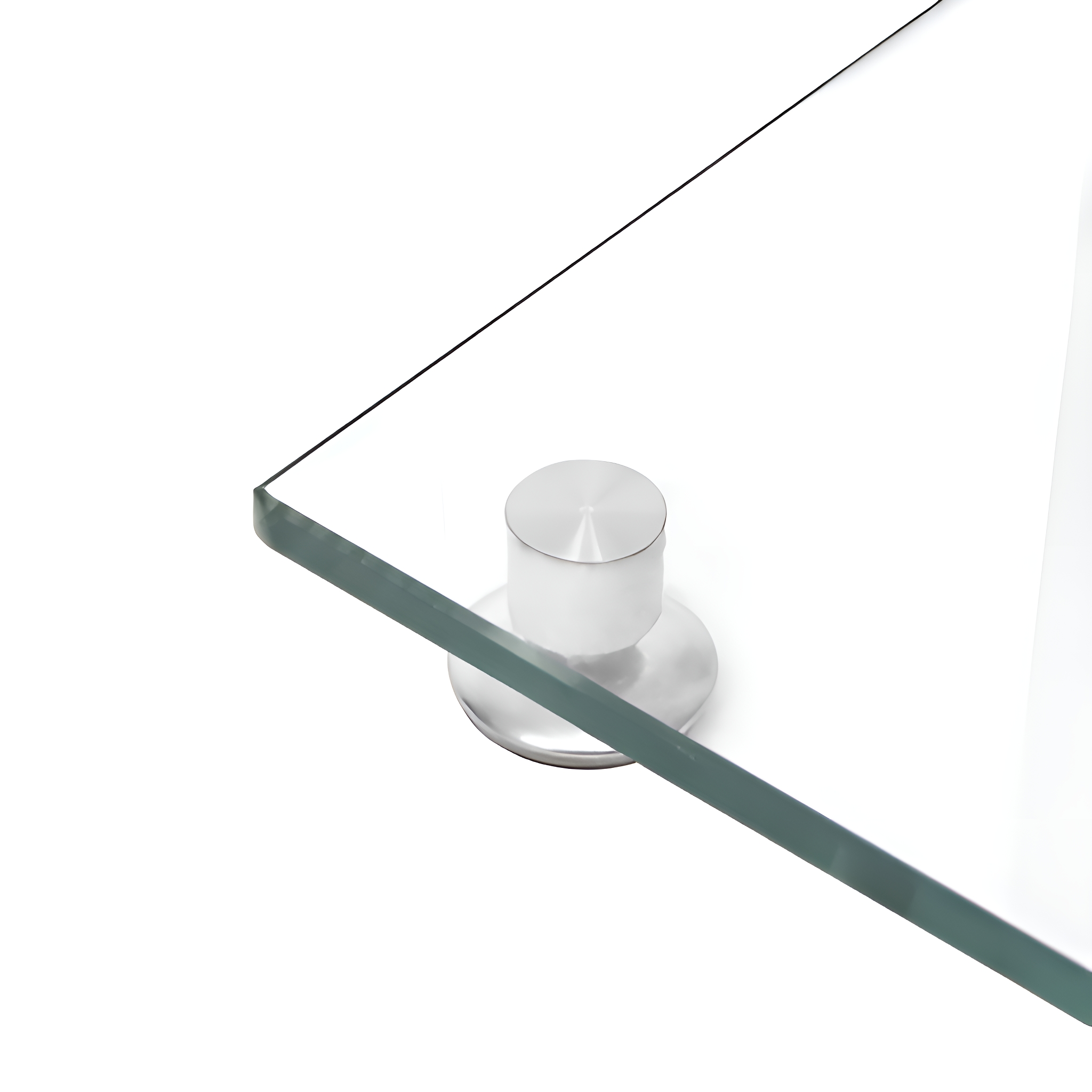 Hände, die auf einer schwarzen Tastatur mit Kabel auf einem weißen Schreibtisch tippen.