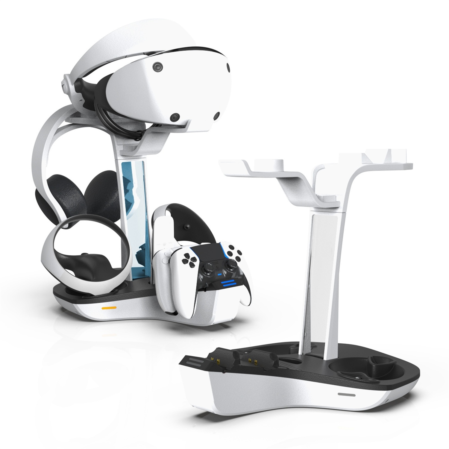 Weißes VR-Headset, Controller und Ständer. Schwarze Controller. Weißer Hintergrund.