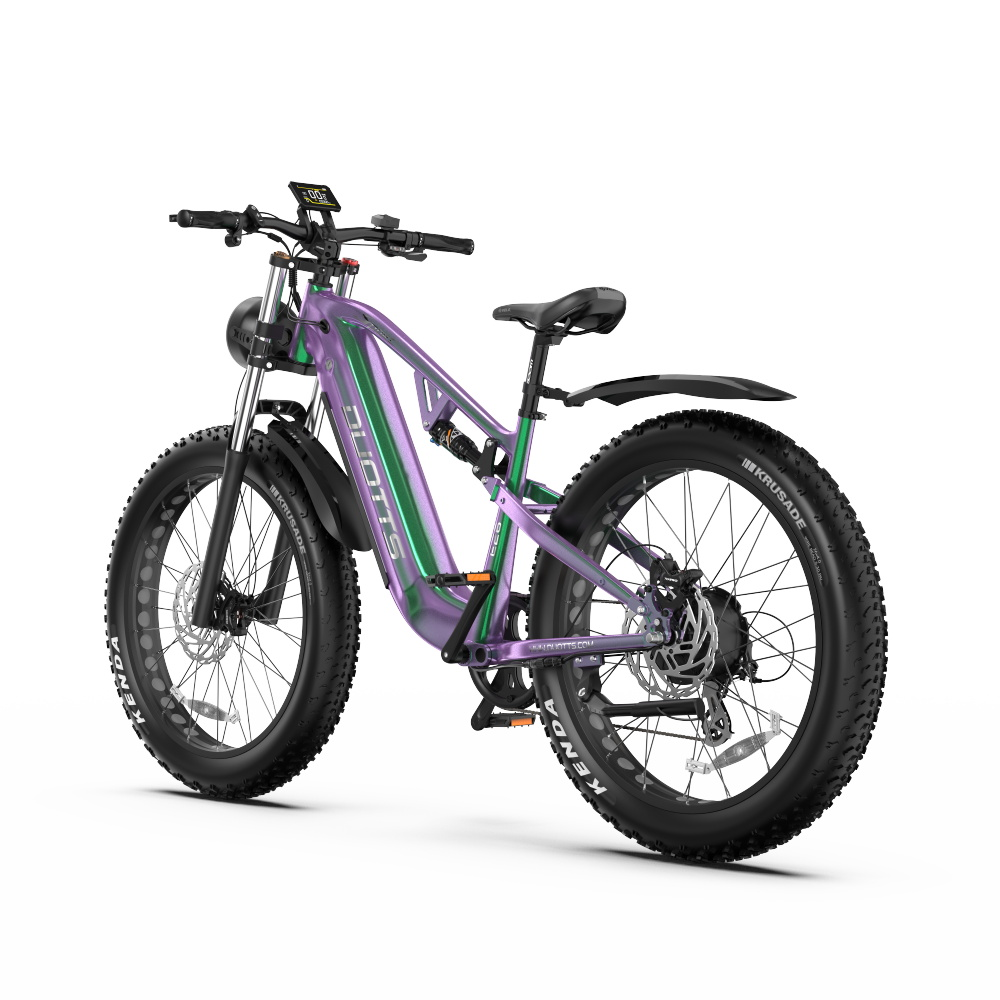 Lila-grünes Elektrofahrrad auf weißem Hintergrund. Rückansicht.