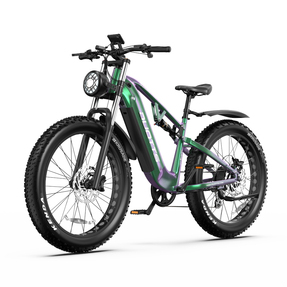 Grünes und lila Elektrofahrrad. Es hat große Reifen, einen Scheinwerfer und ein Digitaldisplay.
