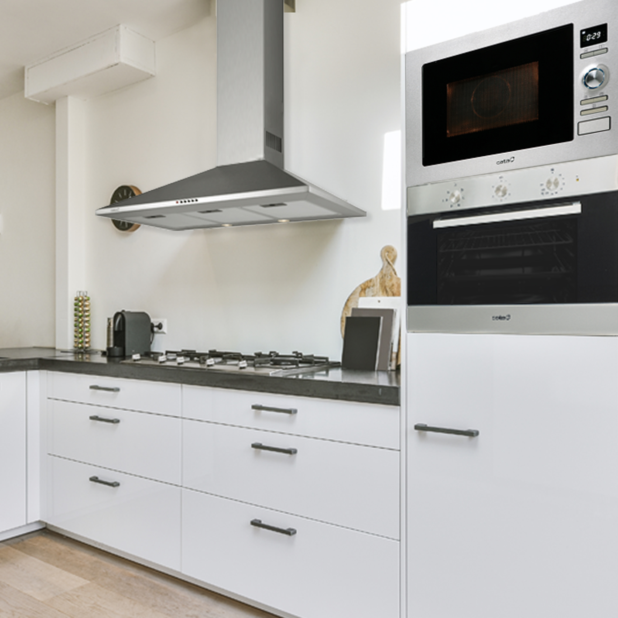 Una cocina moderna con gabinetes blancos, electrodomésticos de acero inoxidable y una encimera negra. El microondas está encendido.