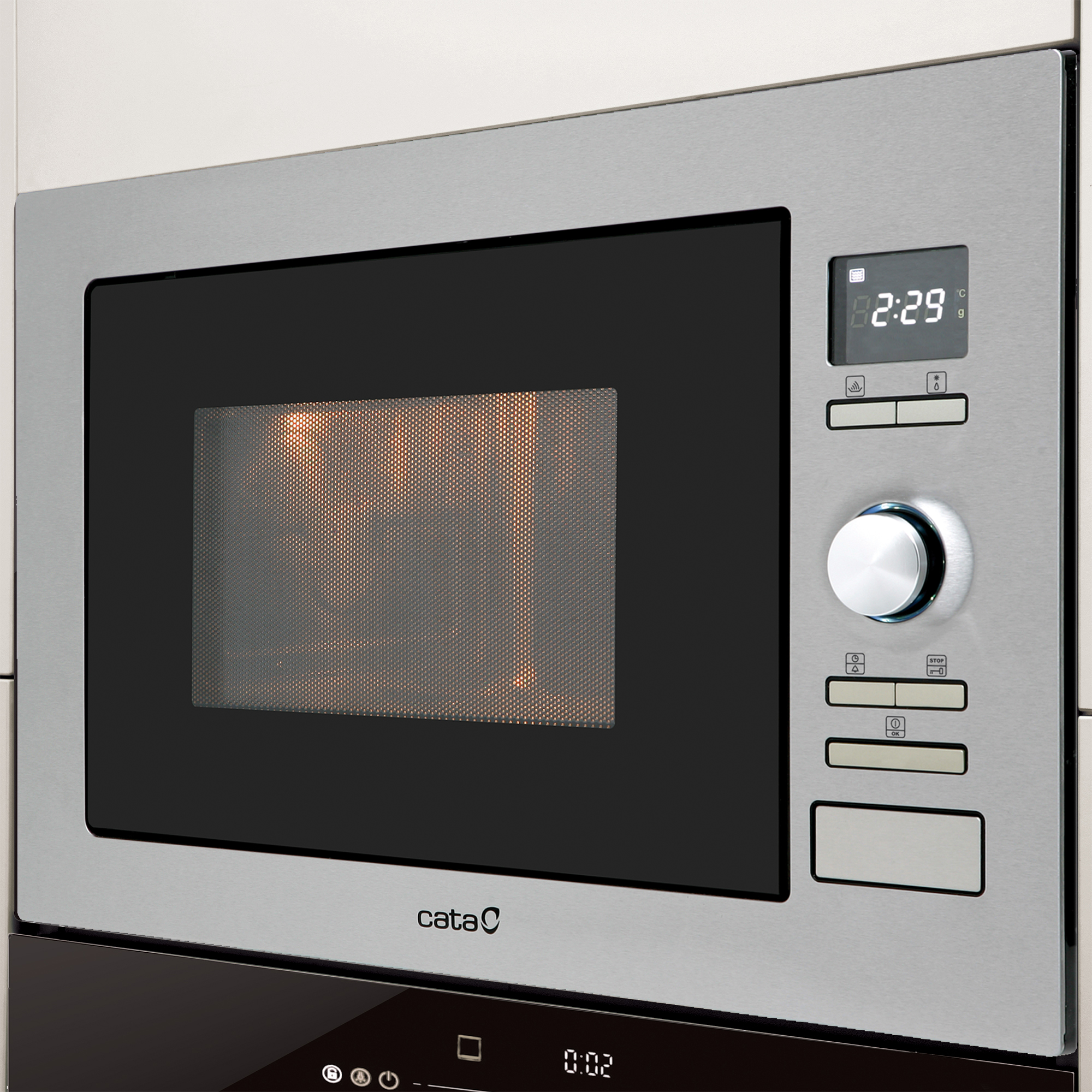Horno microondas plateado con pantalla digital y botones. Interior iluminado.
