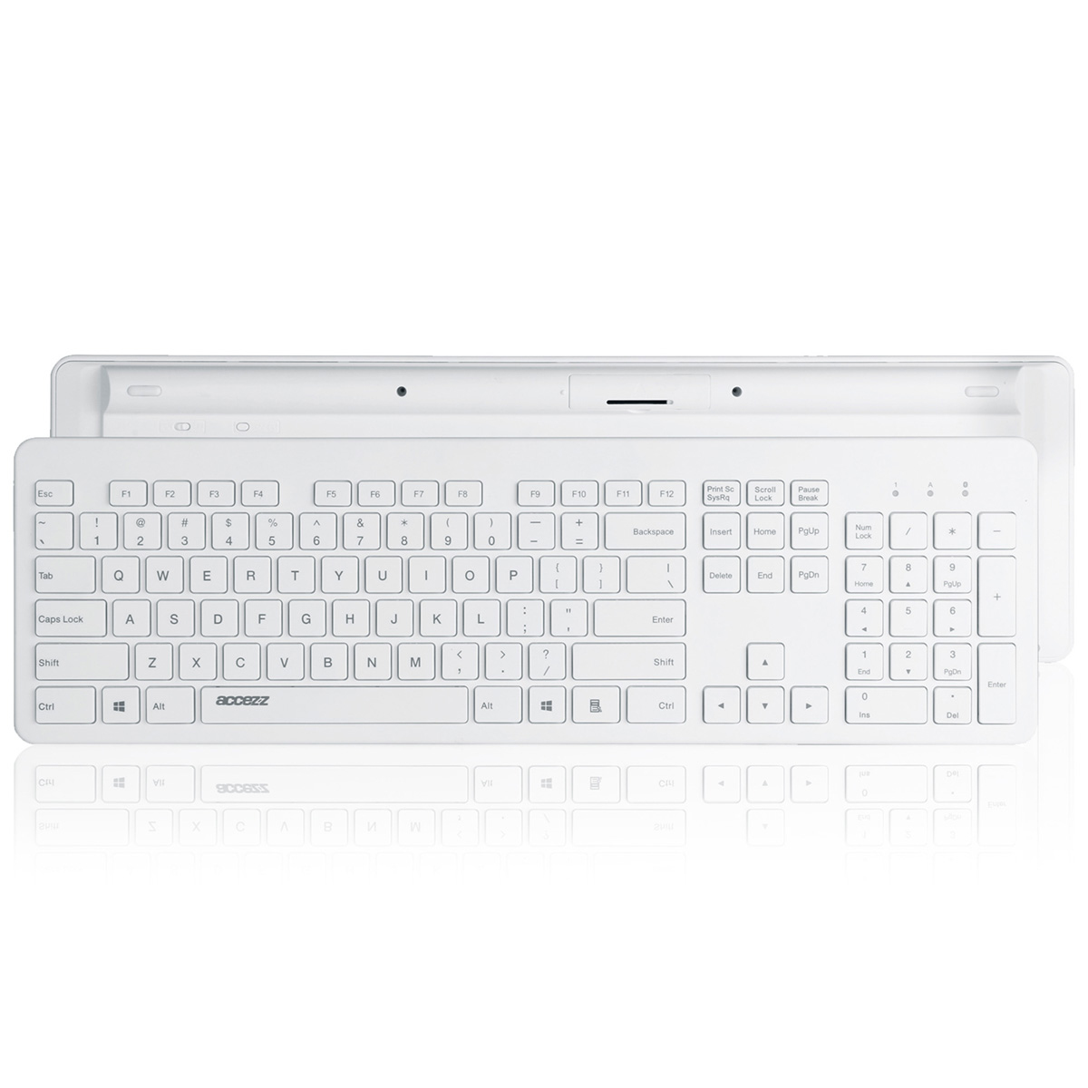 Una tastiera wireless bianca. Design sottile con tasti e layout simile a un laptop.