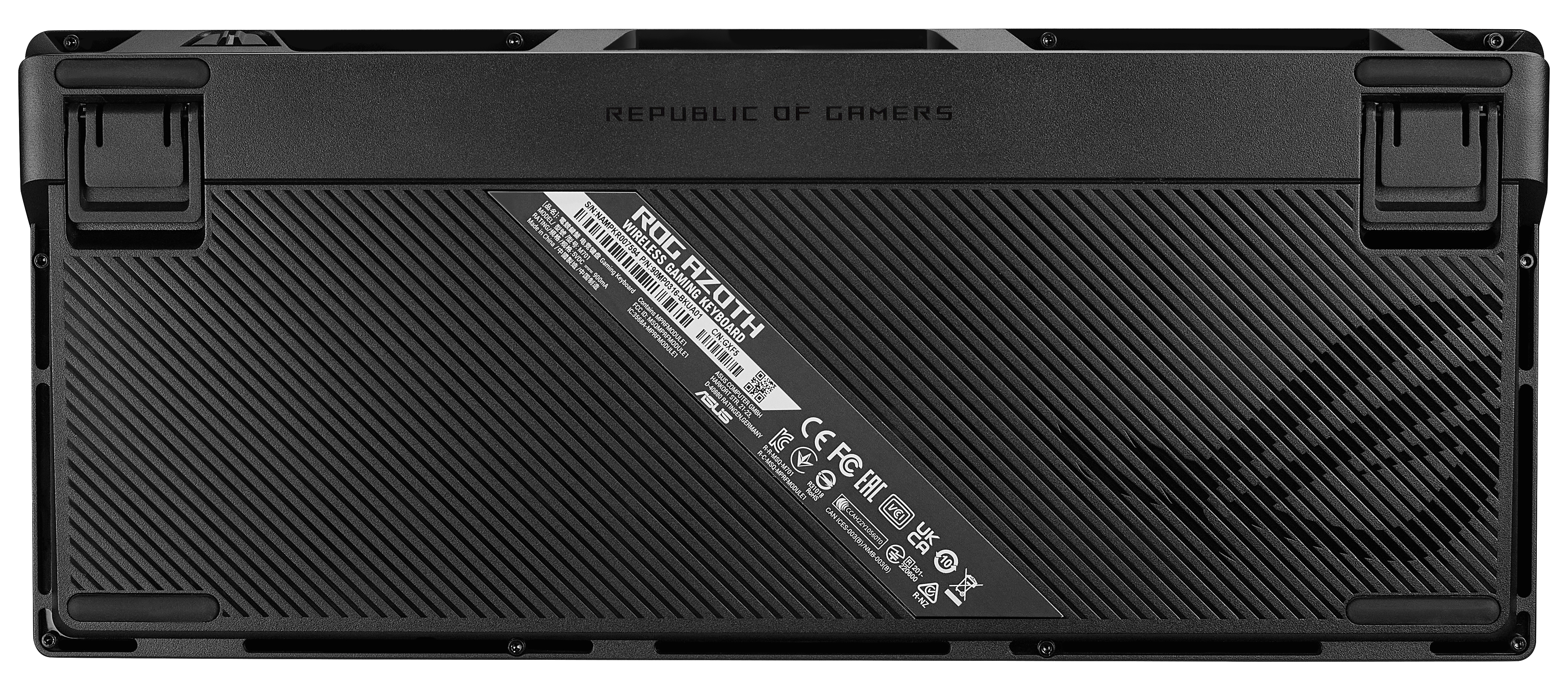 Spód czarnej klawiatury z etykietami.