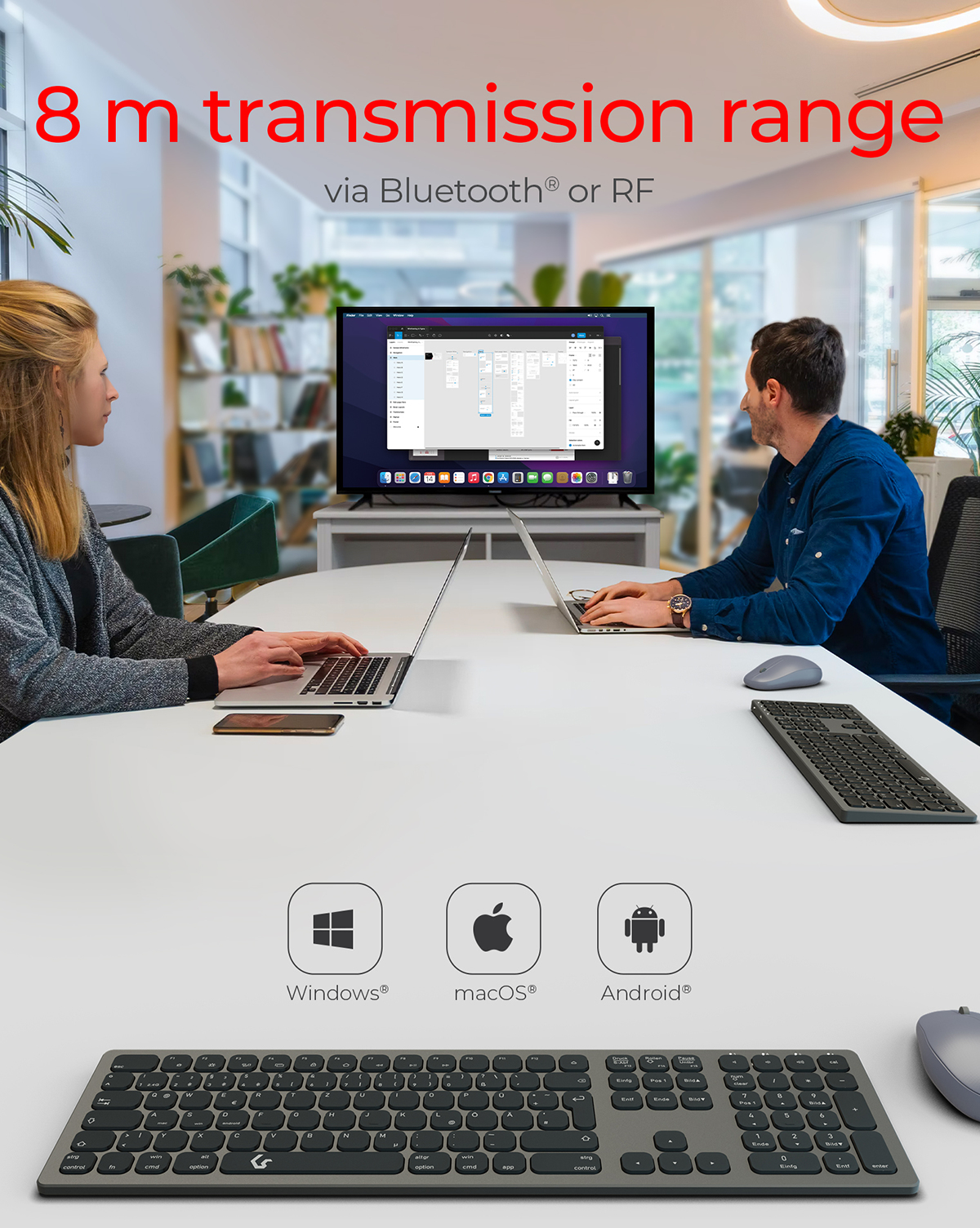 Dwie osoby korzystające z laptopów przy stole. Telewizor wyświetla ekran. Pokazane są logo Windows, macOS i Android.