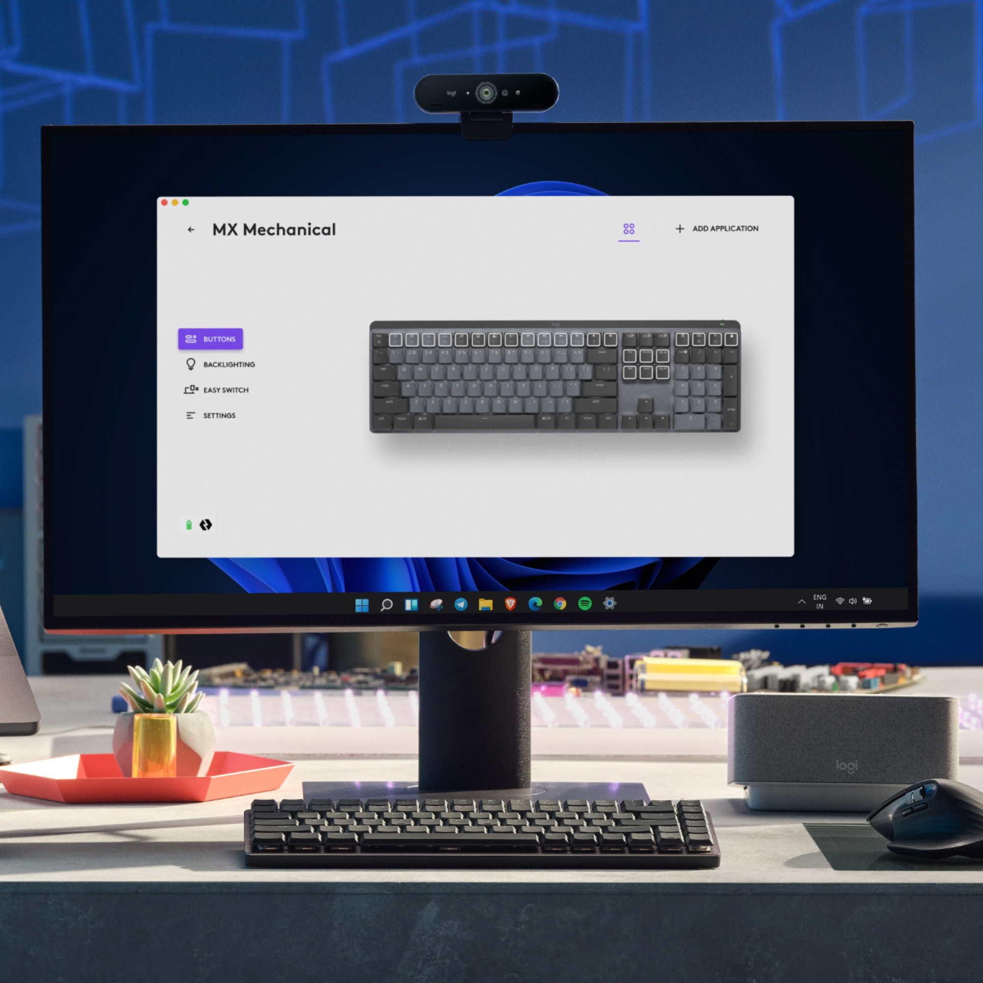 Biurko z monitorem pokazującym aplikację klawiatury i klawiaturę mechaniczną.