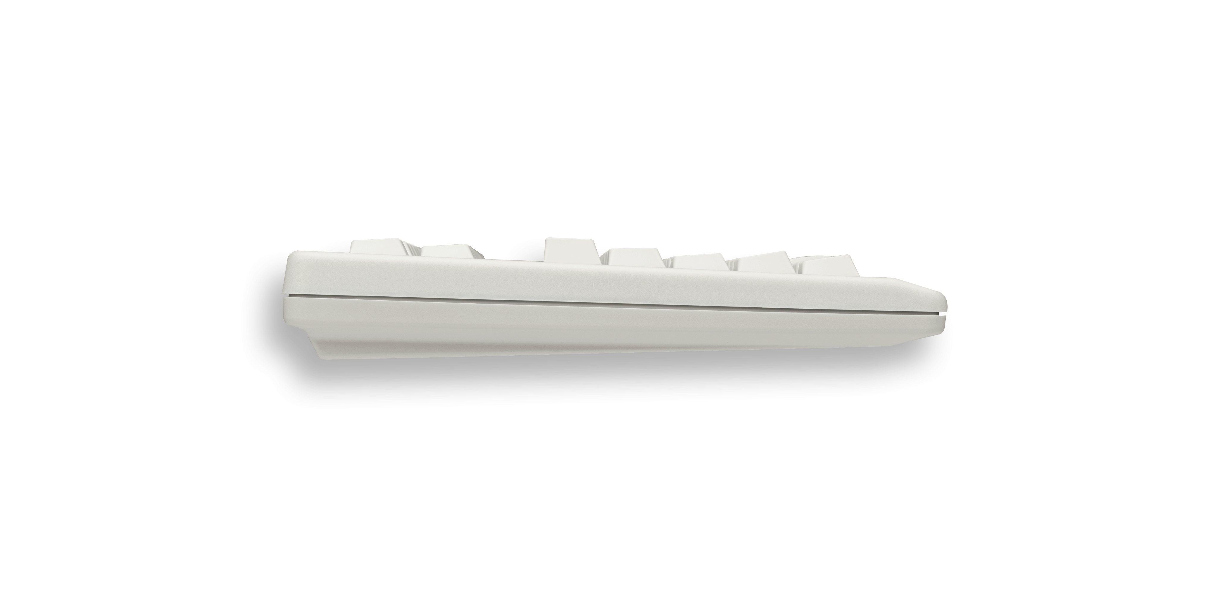 Seitenansicht einer weißen Tastatur auf weißem Hintergrund.