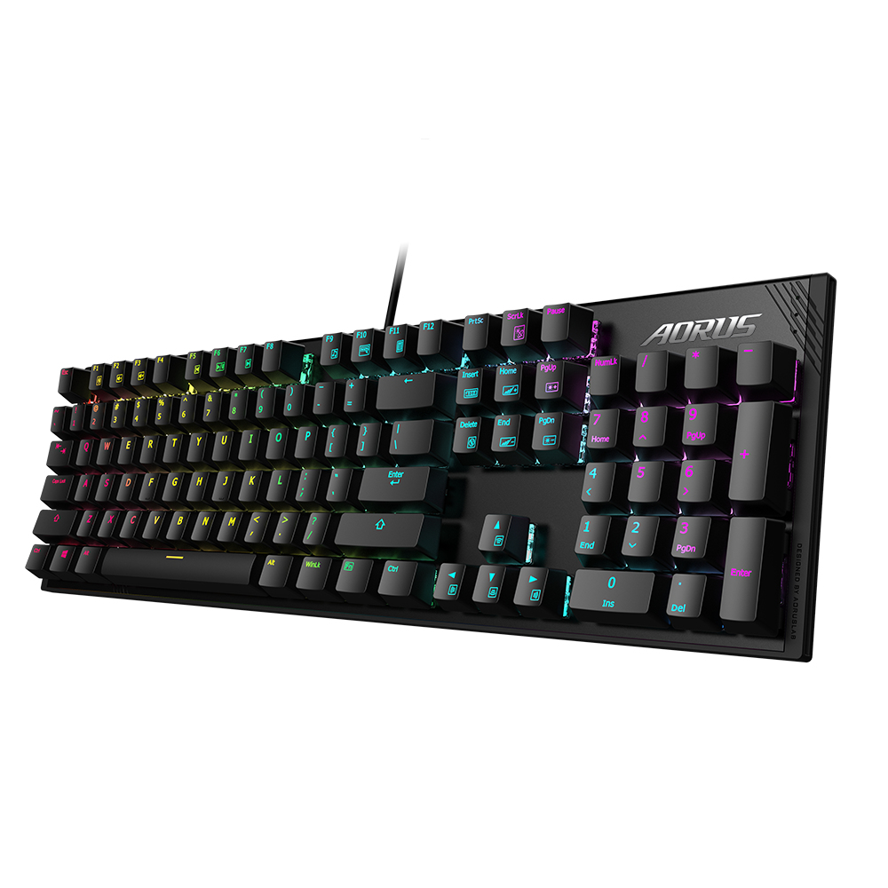 Tastiera da gioco nera con luci RGB. La tastiera ha un poggiapolsi nero.