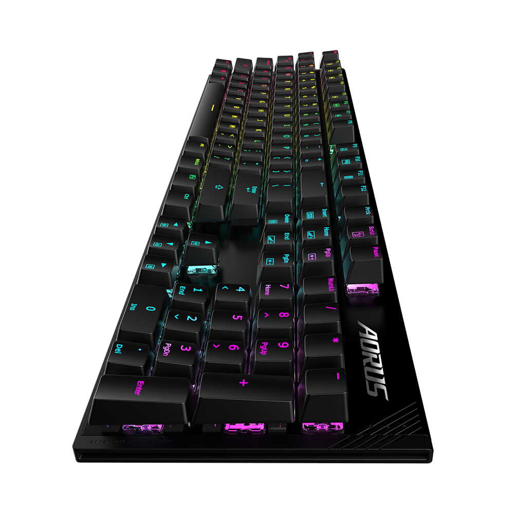 Tastiera nera con illuminazione RGB e marchio Aorus. I tasti hanno luci colorate. Scatto angolato.