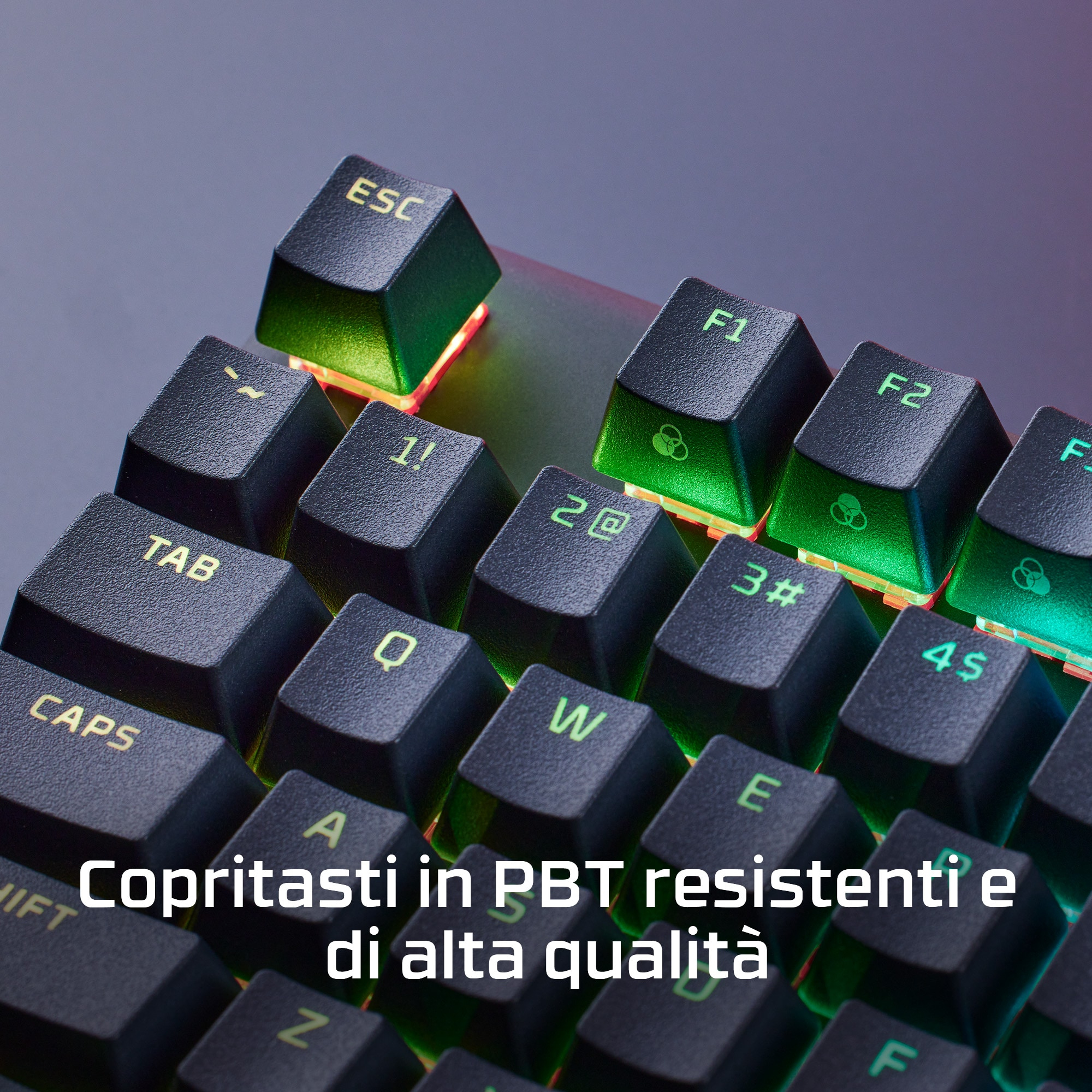 Primo piano di una tastiera retroilluminata. I copritasti sono neri, le lettere brillano di verde.