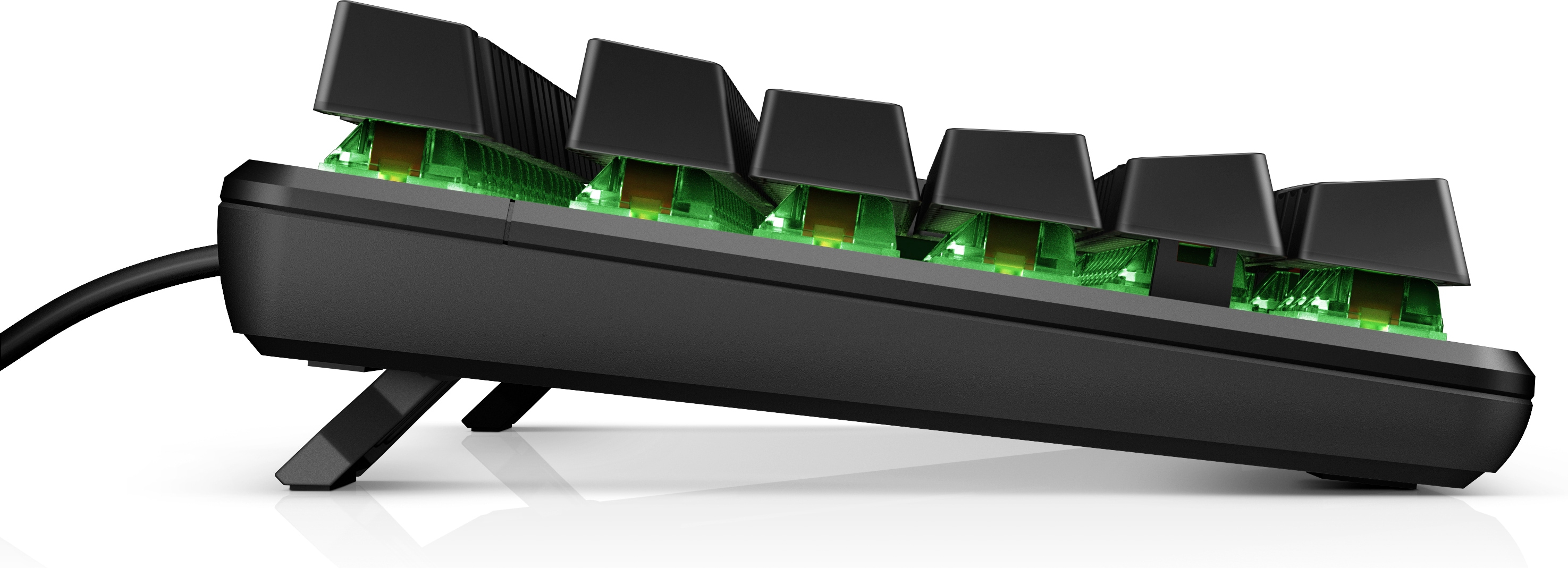 Schwarze Tastatur, Seitenansicht, mit grün beleuchteten Tasten.