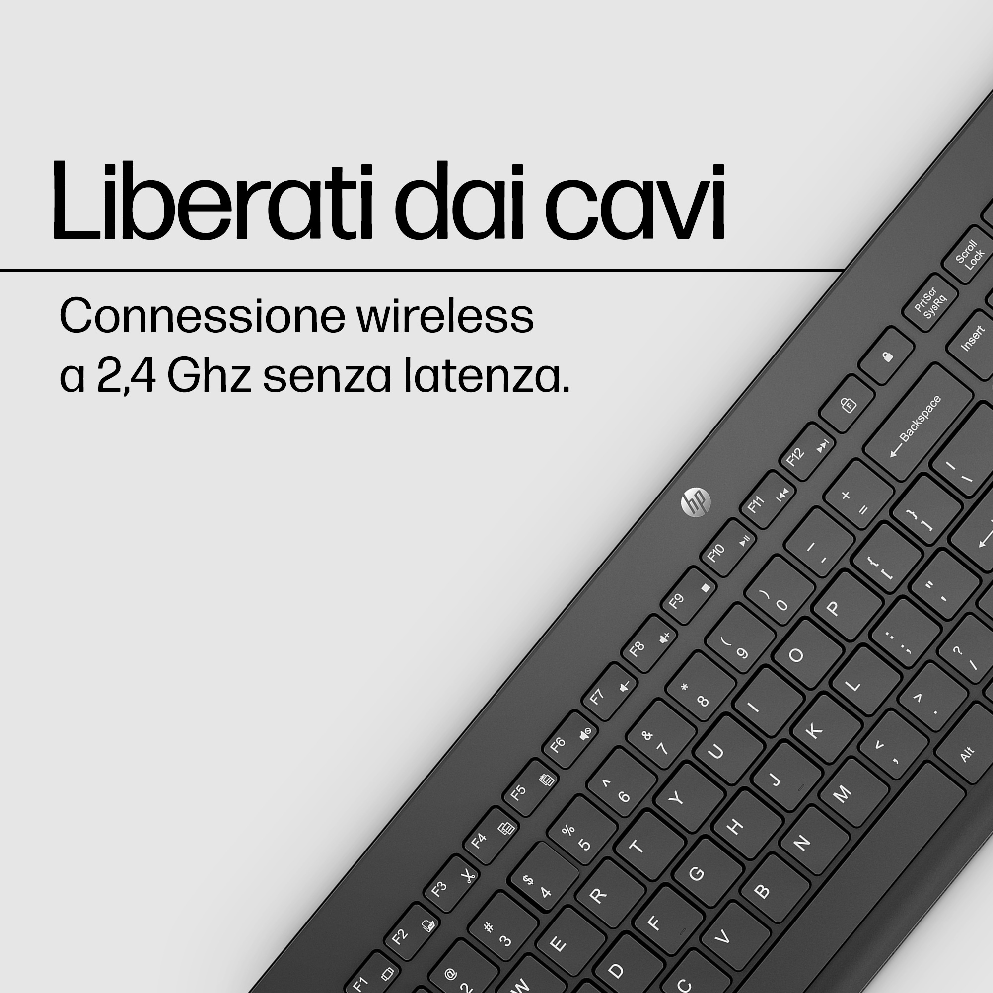 Czarna klawiatura bezprzewodowa. Pokazuje zbliżenie klawiatury z tekstem 'Liberati dai cavi'.