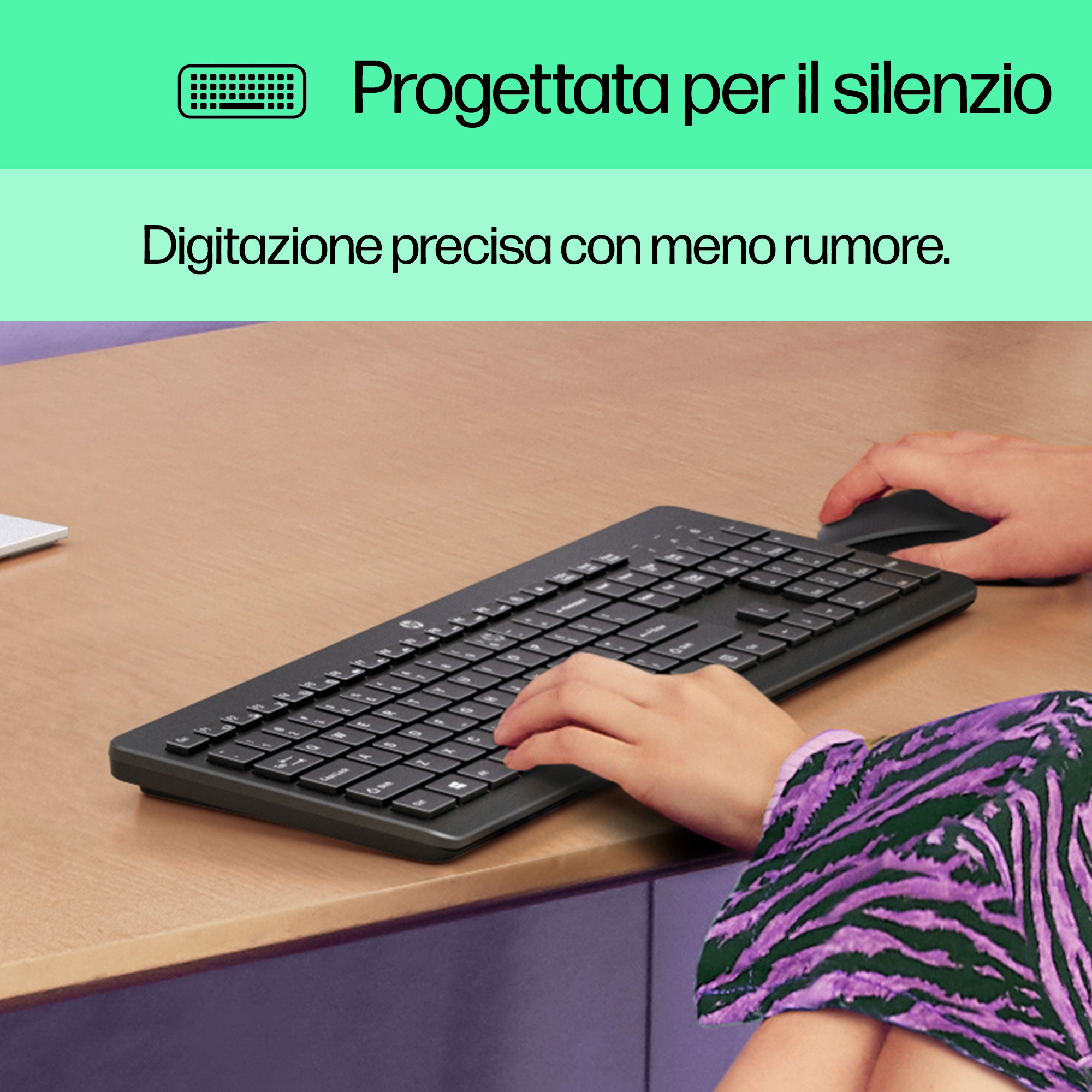 Dłonie na czarnej klawiaturze i myszy. Tekst: 'Zaprojektowano dla ciszy. Precyzyjne pisanie'.