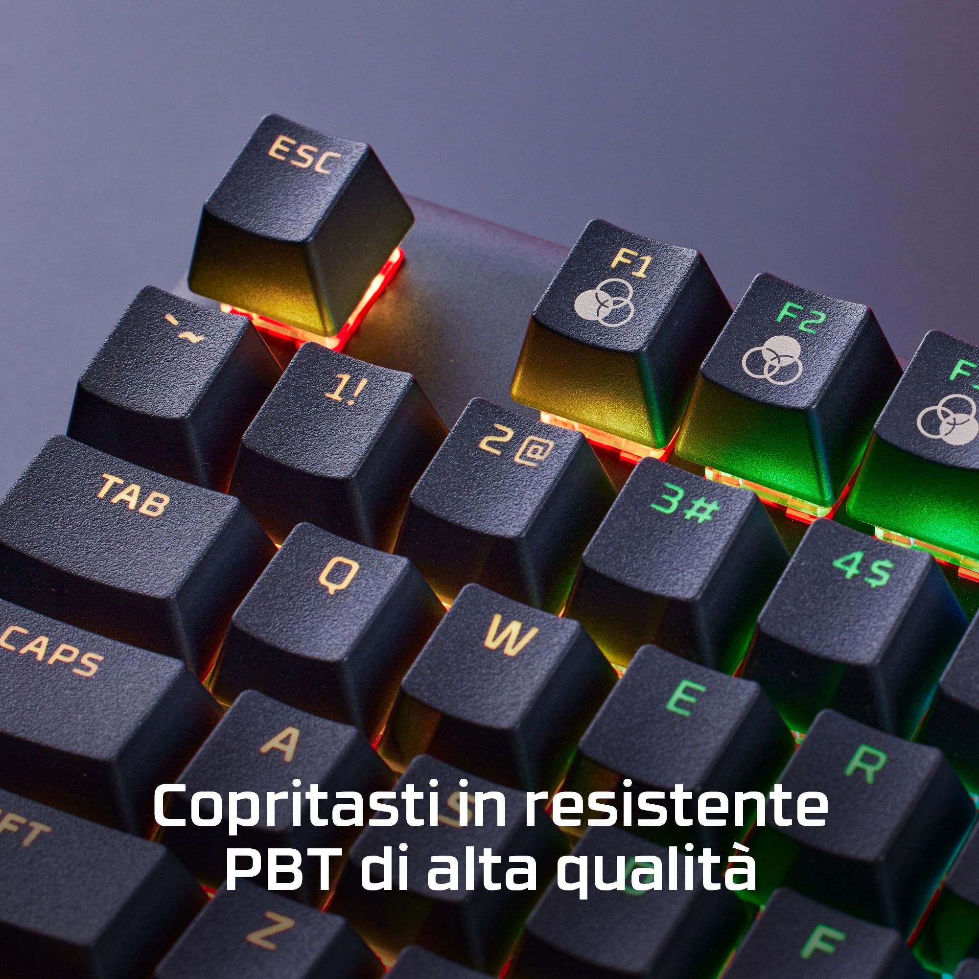Primo piano di una tastiera con tasti illuminati. Alcuni tasti sono illuminati con luci verdi, rosse e gialle.