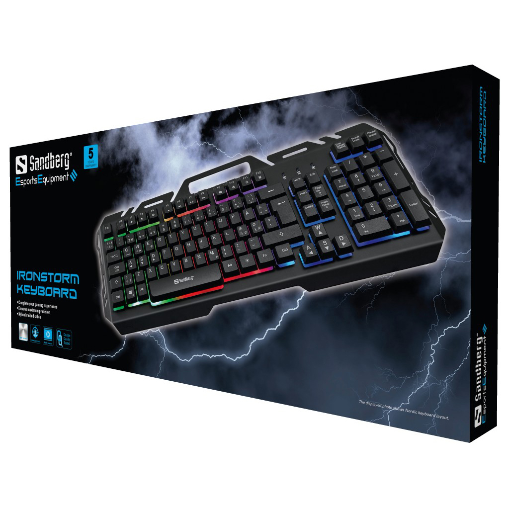 Teclado negro en caja, con teclas iluminadas. Logotipo Sandberg en el teclado.