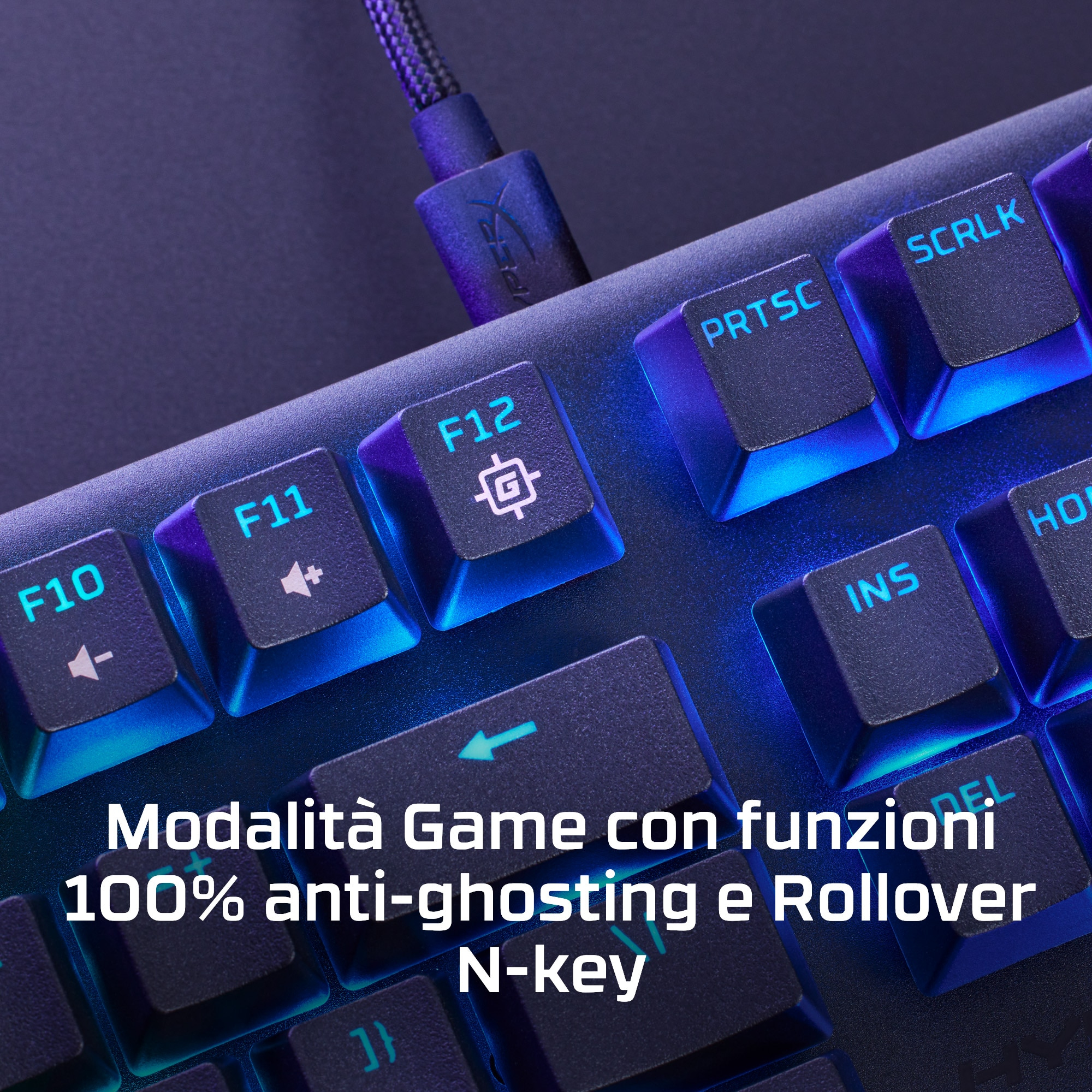 Primo piano di una tastiera da gioco con tasti evidenziati. Illuminazione blu e viola. Testo: 'Modalità gioco con anti-ghosting'.