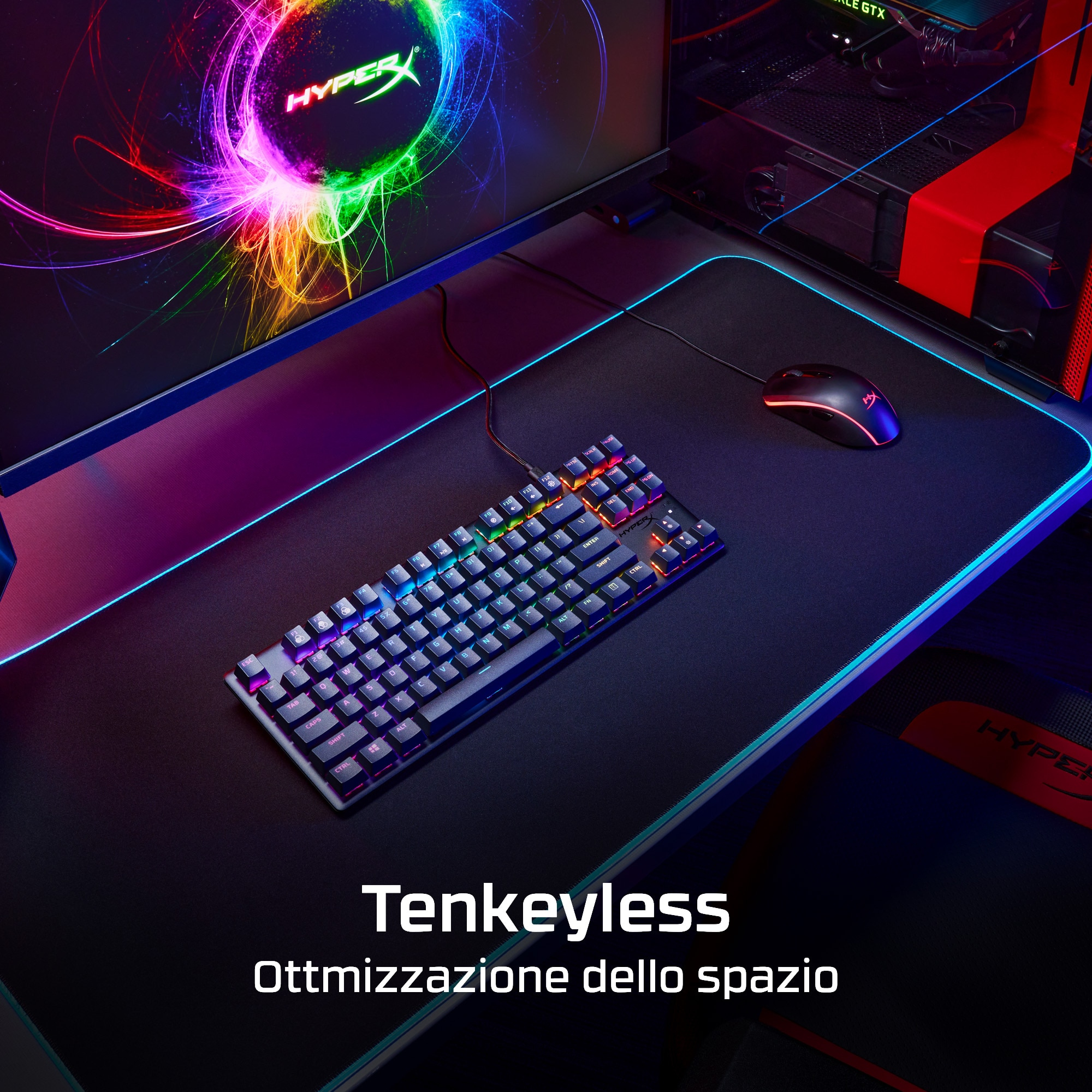 Un'installazione di gioco con una tastiera tenkeyless e un mouse su un tappetino nero, con un computer.