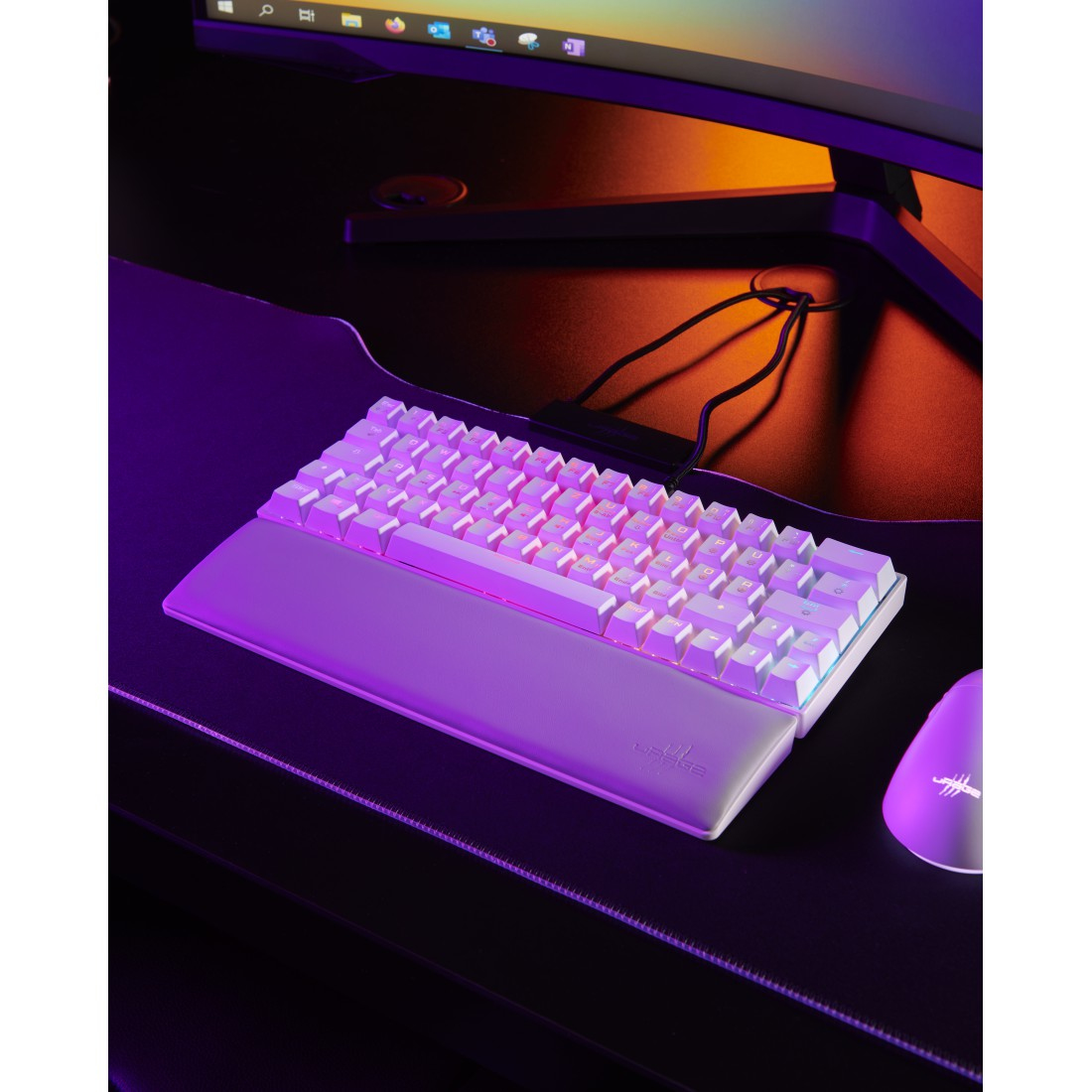 Weiße Tastatur mit Handballenauflage auf schwarzer Oberfläche. Maus rechts sichtbar.