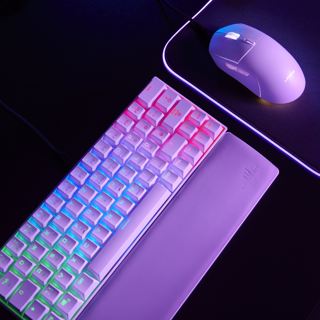 Weiße Tastatur, Maus und Handgelenkauflage auf schwarzer Oberfläche. RGB-Beleuchtung ist an.