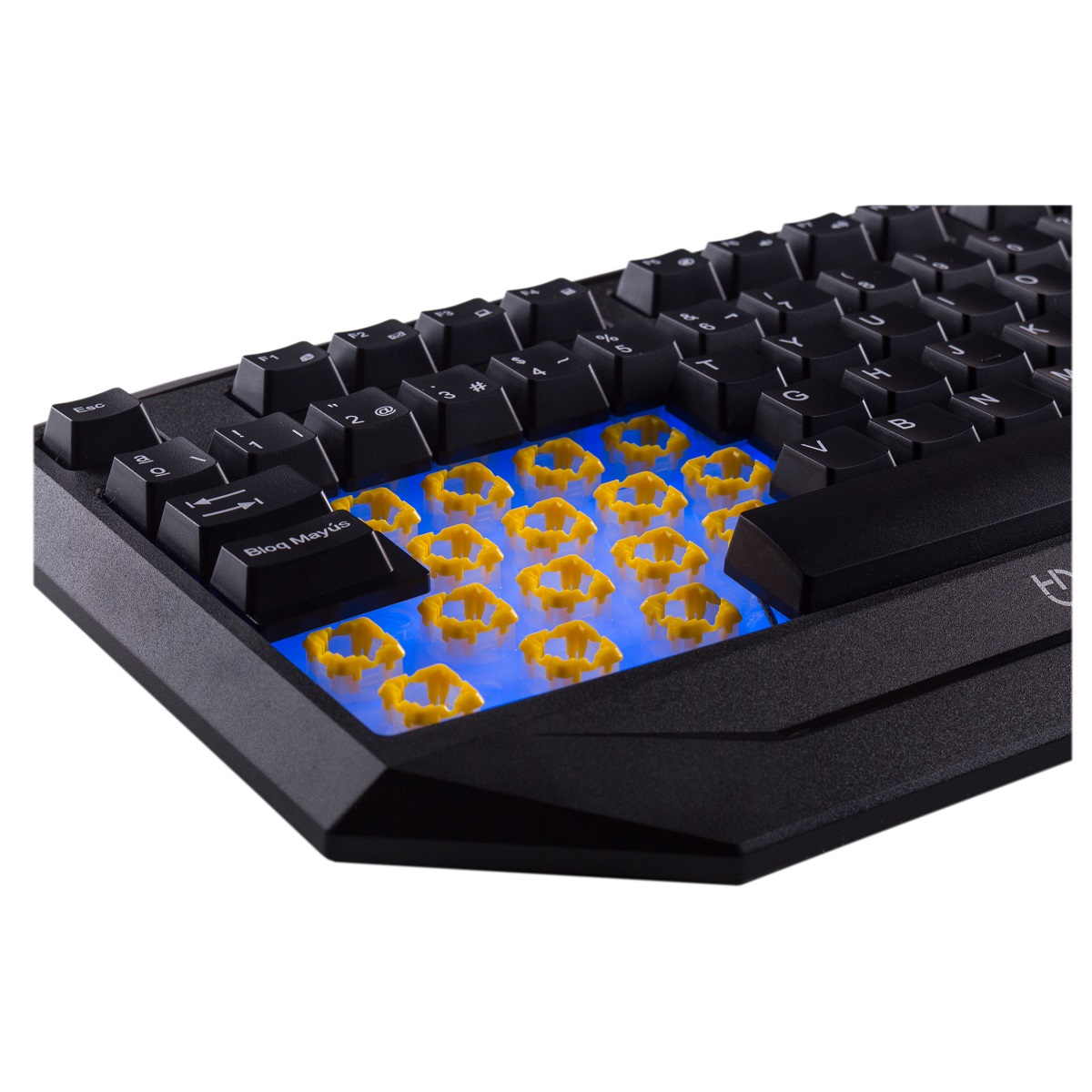 Primer plano de un teclado de juego negro con teclas amarillas y luces azules.