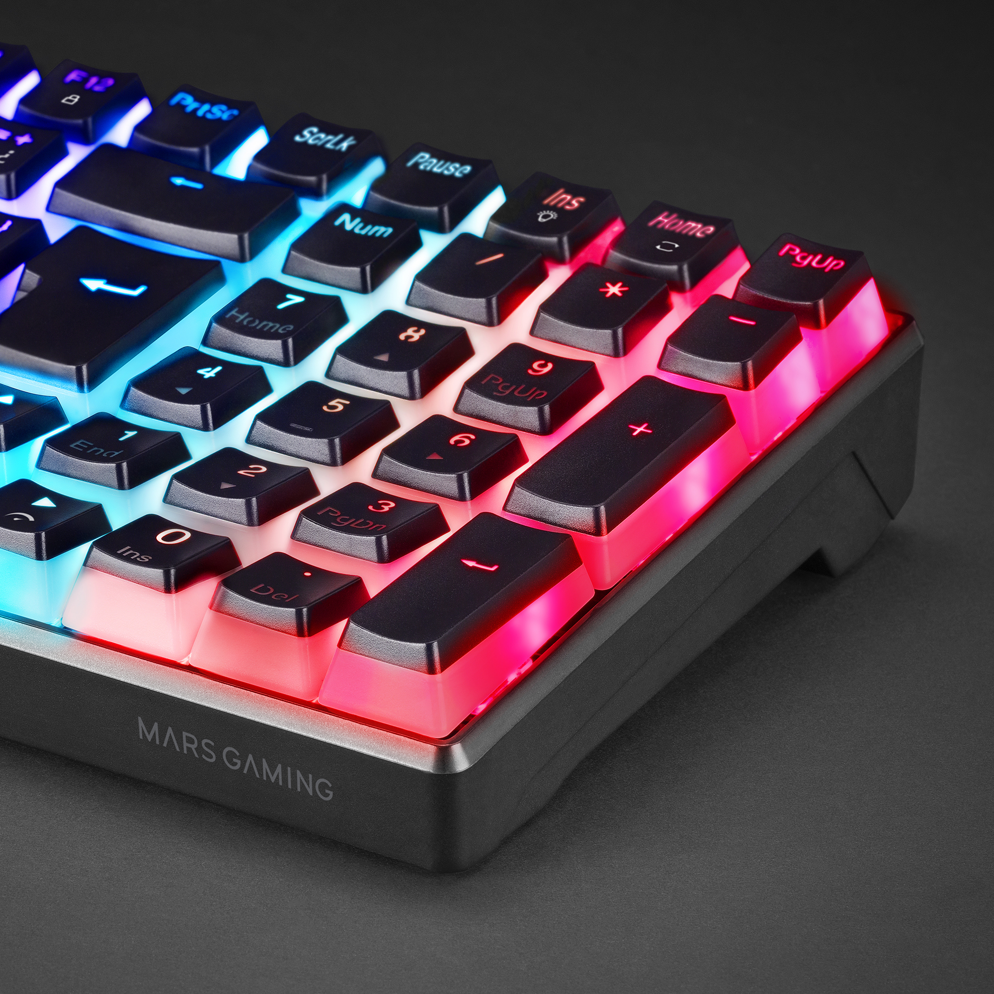 Nahaufnahme von Tastaturtasten mit roten und blauen Lichtern, mit 'MARS GAMING' Logo.