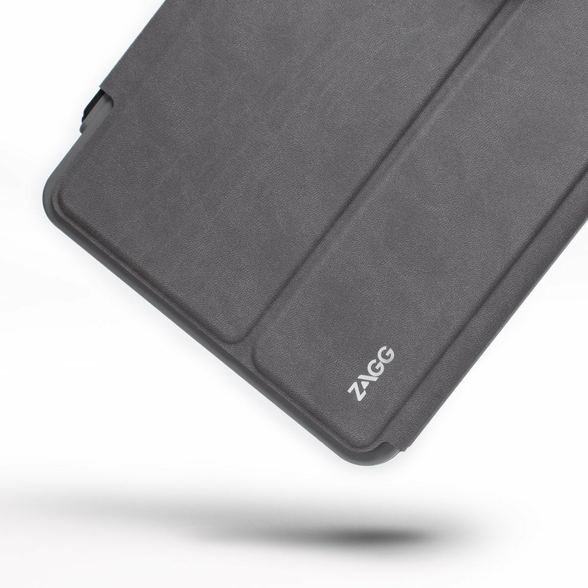 Una funda para tableta gris oscuro con superficie texturizada y logo ZAGG.