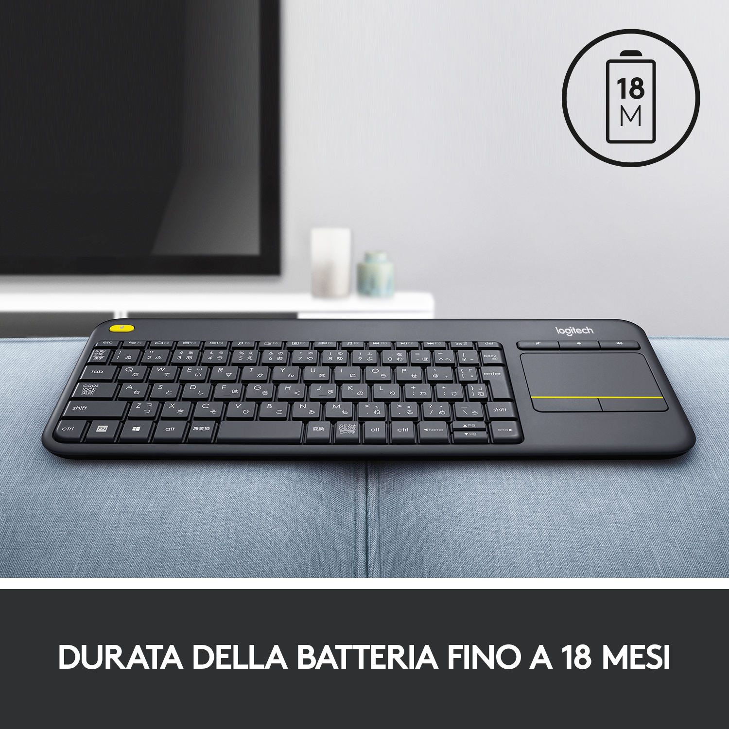 Logitech toetsenbord met touchpad op een blauwe bank, batterijduur getoond.