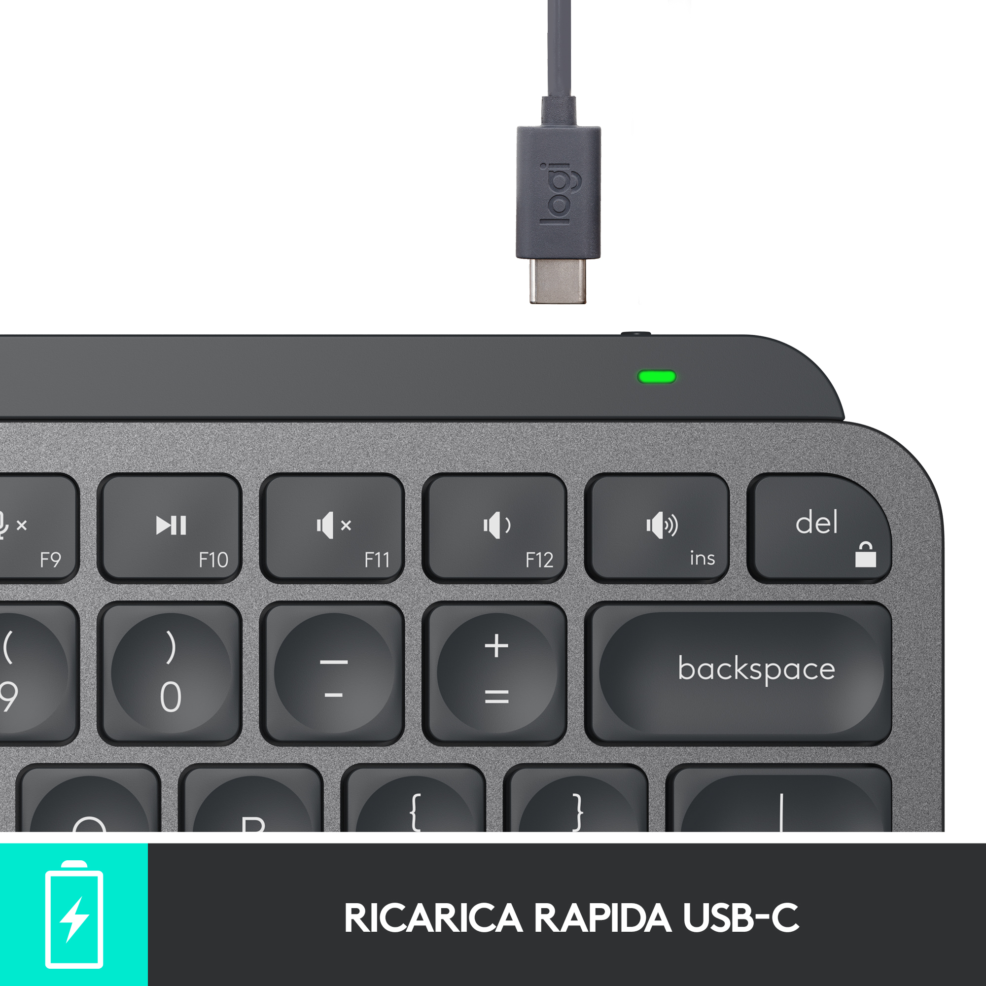 Nahaufnahme einer dunkelgrauen Tastatur mit USB-C-Kabel und grünem Licht, USB-C-Aufladung.
