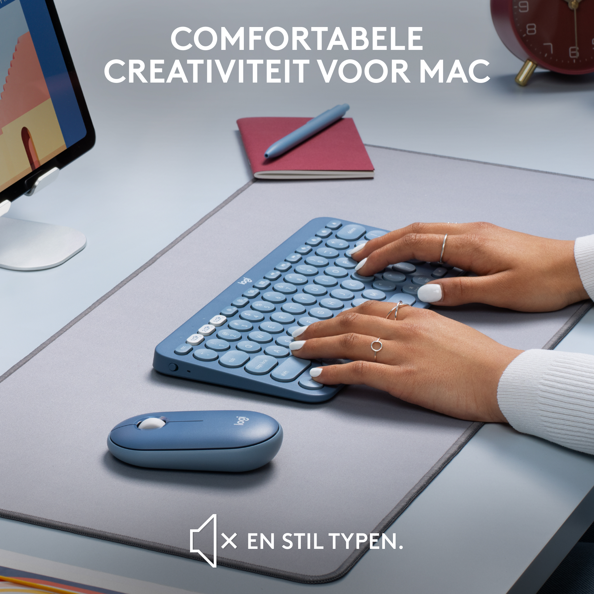 Mani che usano una tastiera e un mouse blu su un tappetino grigio, con testo sopra.