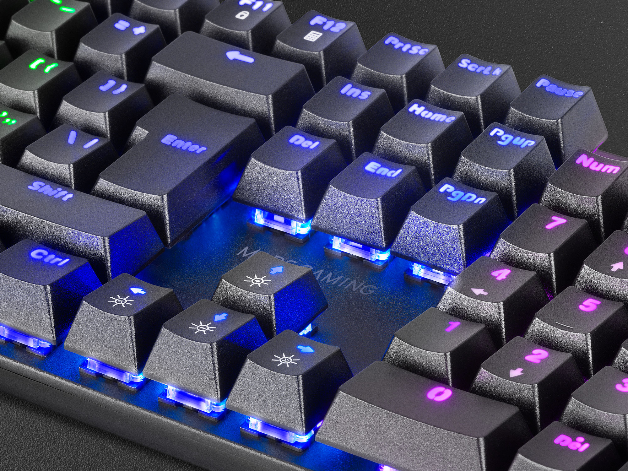 Nahaufnahme einer schwarzen Tastatur. Tastenkappen haben blaue Lichter. MARS GAMING ist sichtbar.
