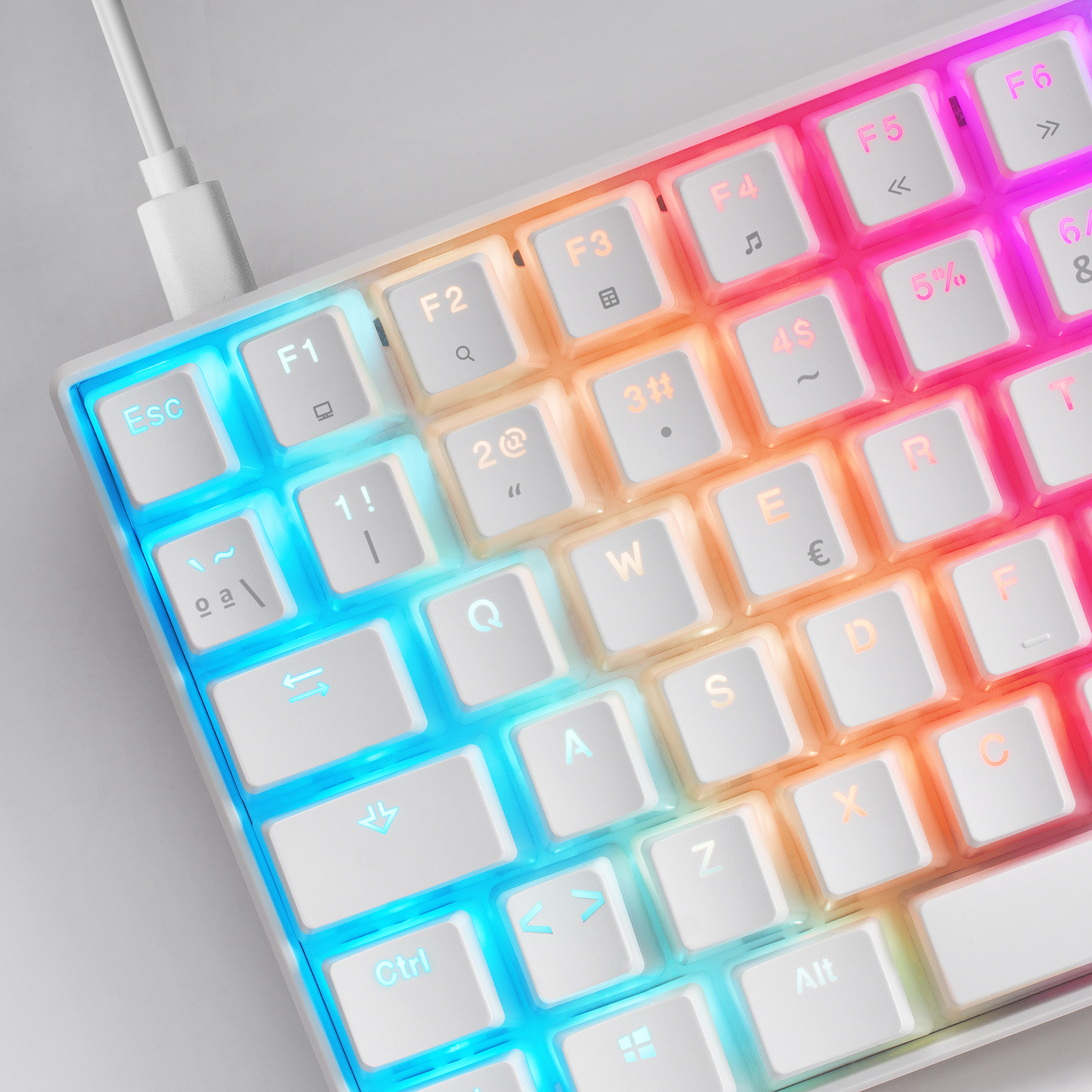 Nahaufnahme einer weißen Gaming-Tastatur mit bunten LED-Tasten.