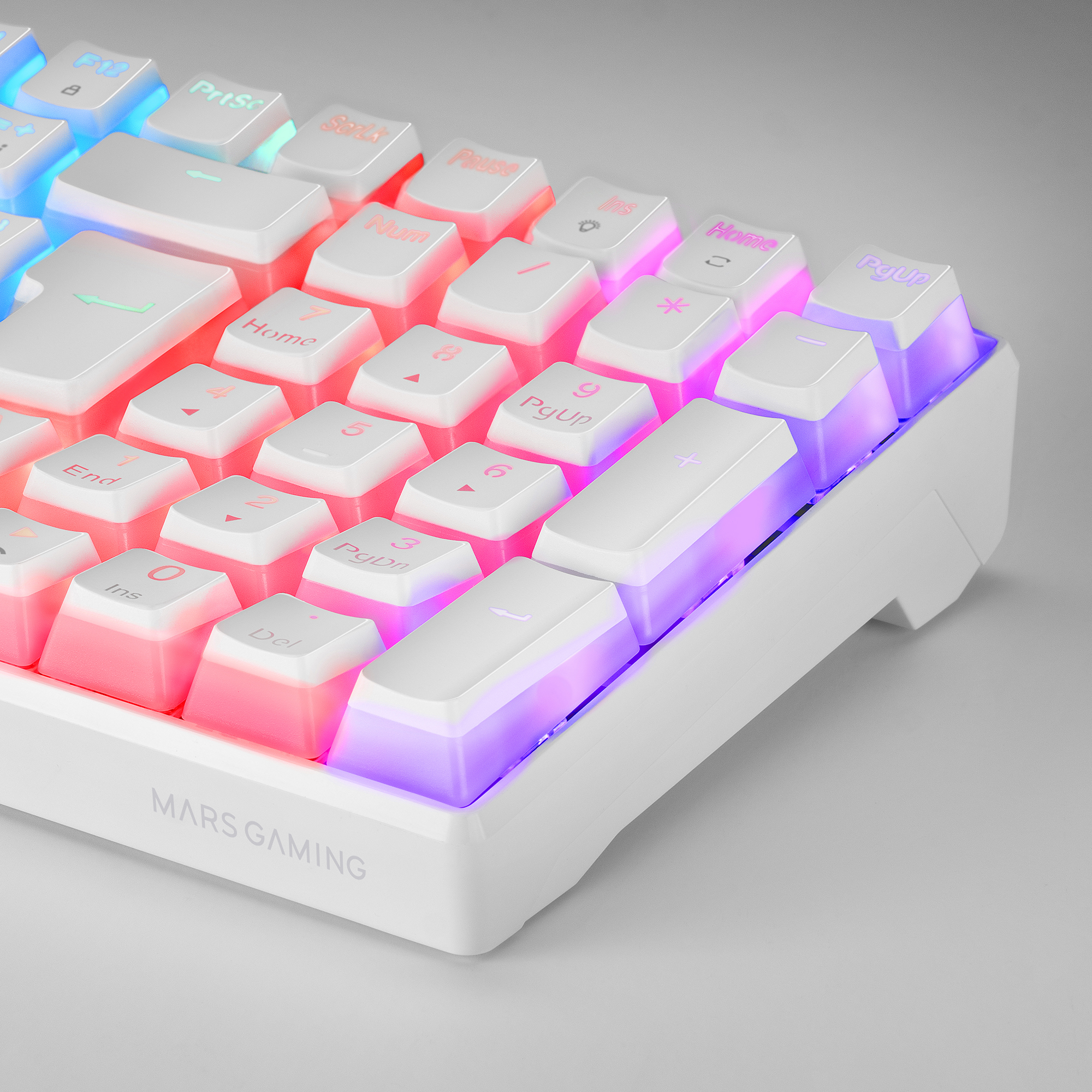 Eine Tastatur mit weißen Tasten und RGB-Beleuchtung. Der Markenname steht unten.