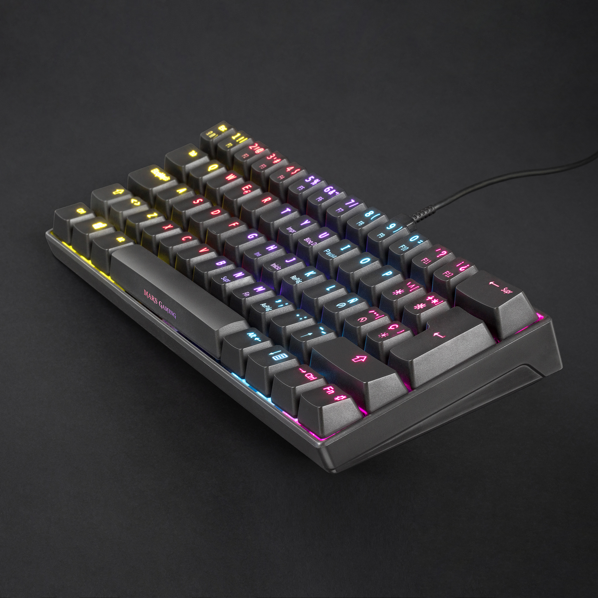 Vista angolata di una tastiera da gioco nera con retroilluminazione arcobaleno.