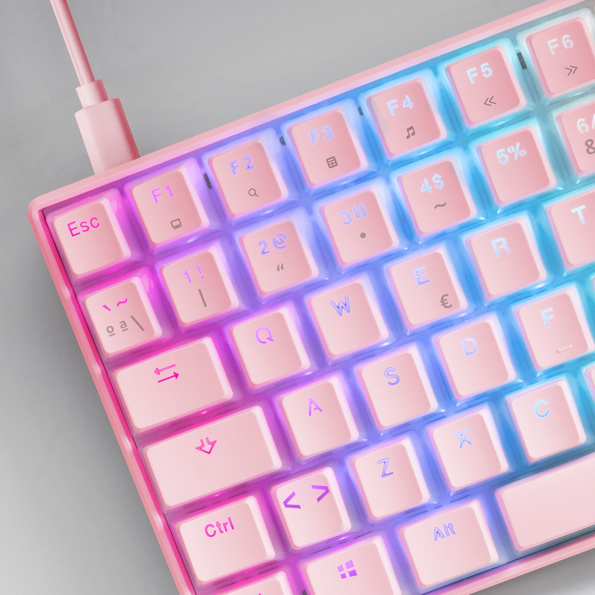 Teclado rosa retroiluminado con teclas de colores, mostrando un primer plano de las teclas.