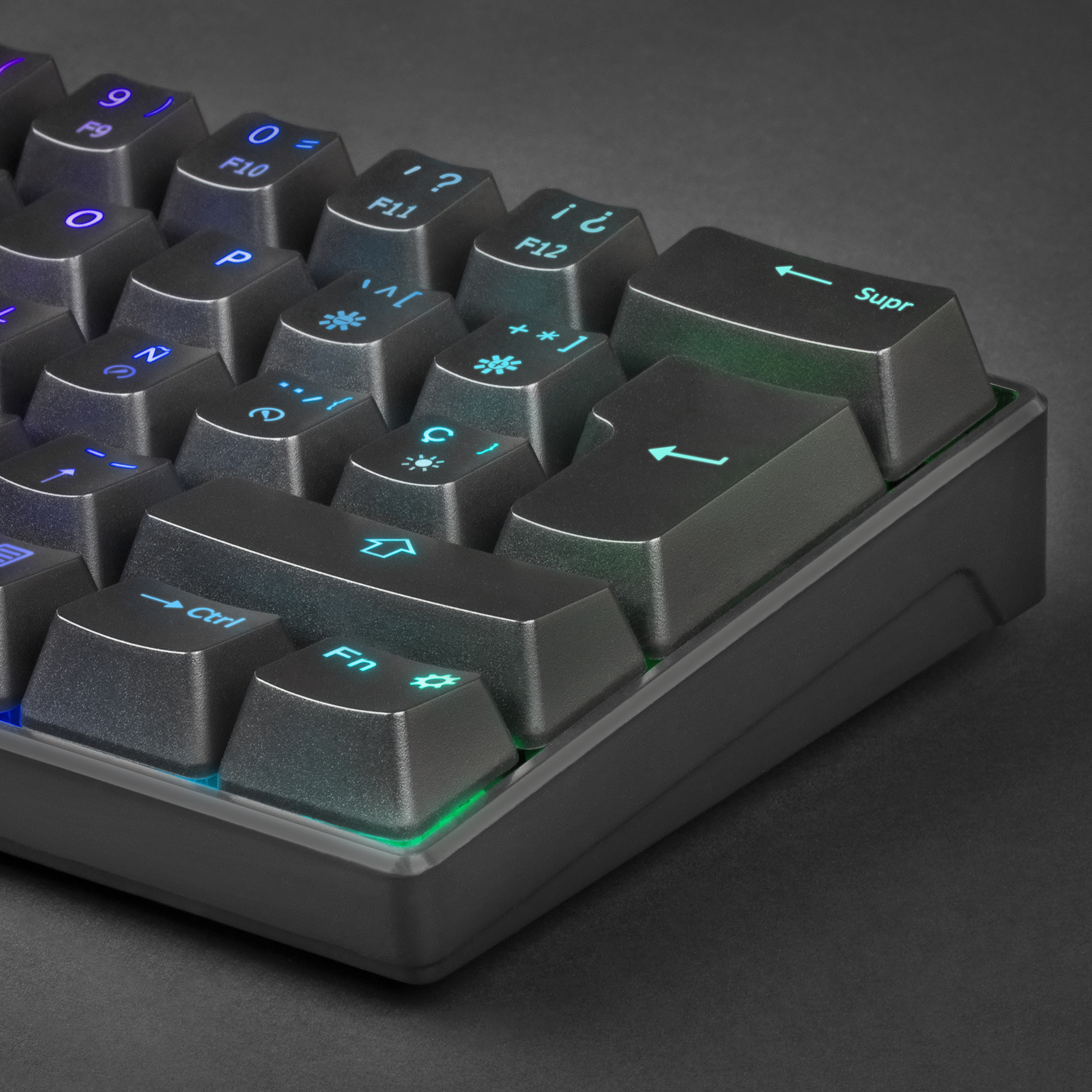 Primo piano dell'angolo di una tastiera. Tasti neri con illuminazione blu e verde.
