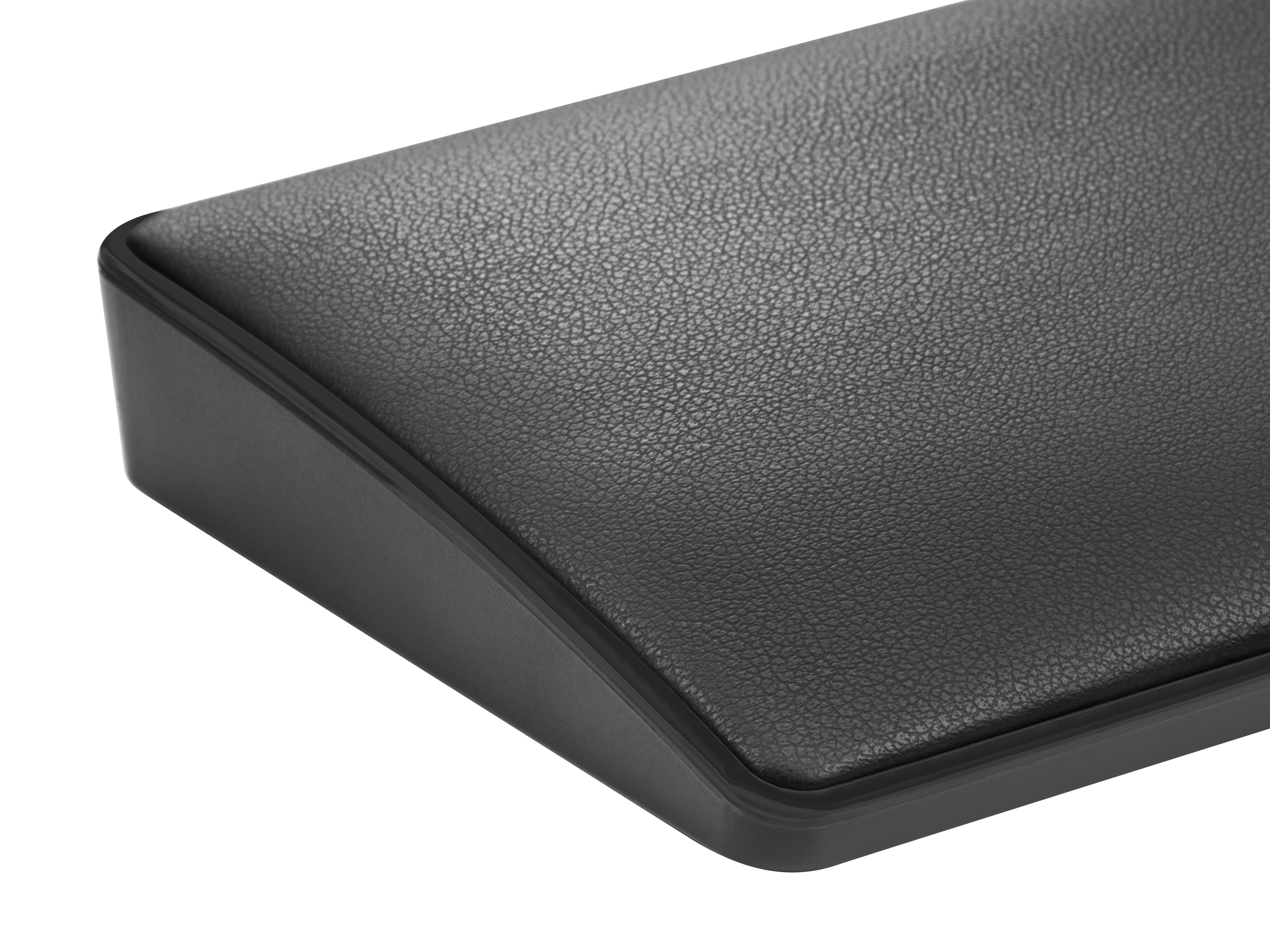 Czarny podkładka pod nadgarstek z teksturowaną powierzchnią i czarną obwódką, zbliżenie, białe tło.