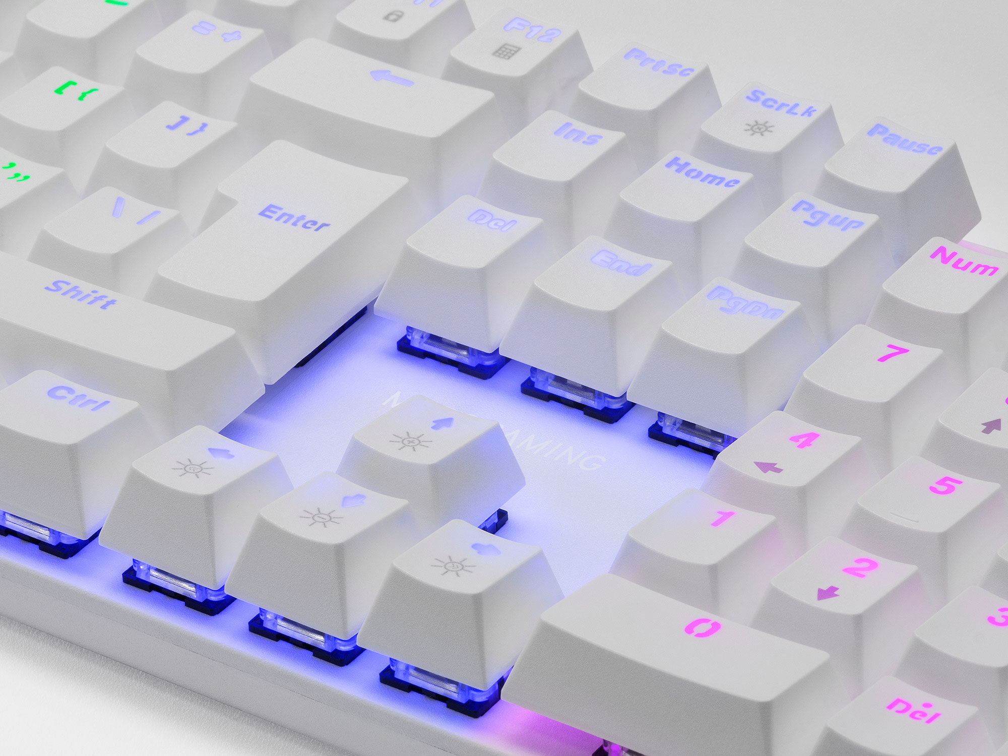 Teclas de teclado blancas con iluminación azul y rosa, primer plano.