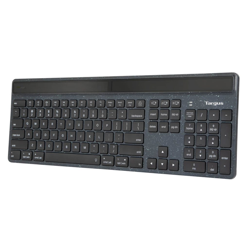 Un teclado con un diseño texturizado en negro y gris. Tiene un panel solar integrado.